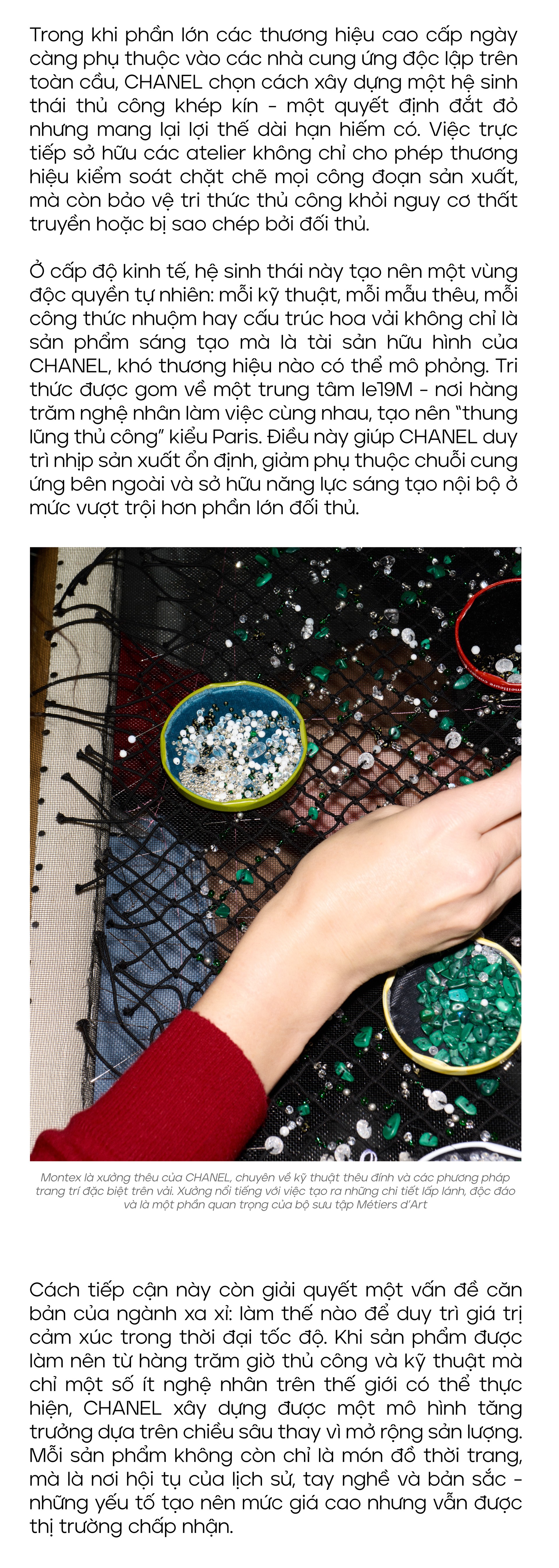 Hinh anh Mũi kim nhỏ, chiến lược to: Câu chuyện sống động về Métiers d’art của CHANEL 16
