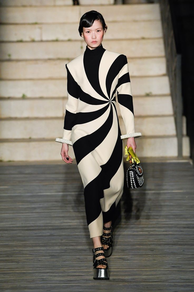 sọc xám - trắng hoặc be - trắng, kết hợp trench coat hoặc áo len cùng bảng màu để outfit thêm hiện đại