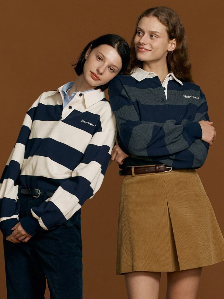 sọc xám - trắng hoặc be - trắng, kết hợp trench coat hoặc áo len cùng bảng màu để outfit thêm hiện đại