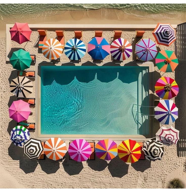 Các cặp màu dễ ứng dụng có thể kể đến như xanh navy - trắng, đen - trắng, be - trắng hay đỏ - trắng