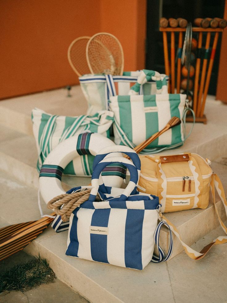 sọc xám - trắng hoặc be - trắng, kết hợp trench coat hoặc áo len cùng bảng màu để outfit thêm hiện đại