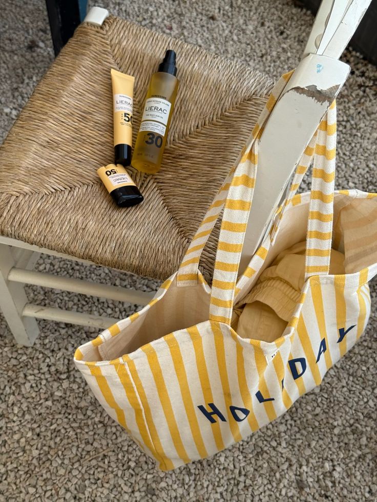 sọc xám - trắng hoặc be - trắng, kết hợp trench coat hoặc áo len cùng bảng màu để outfit thêm hiện đại