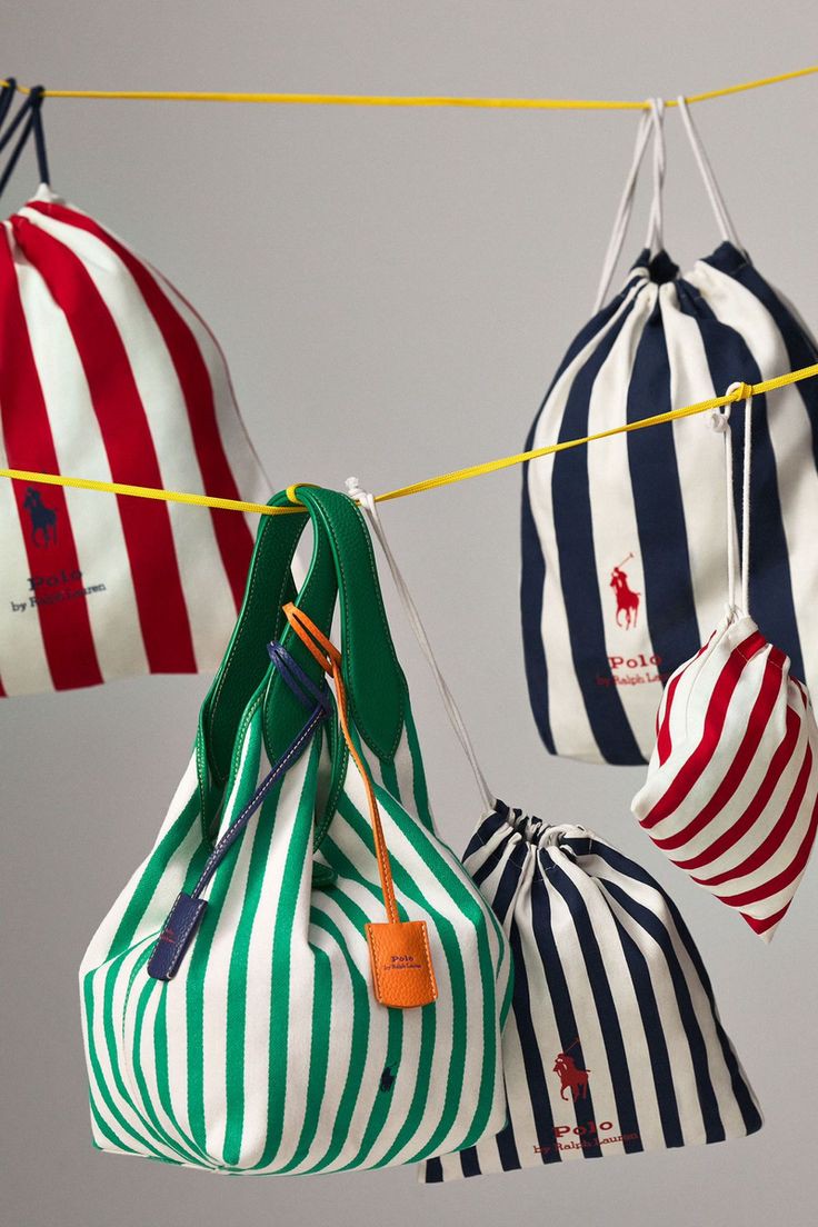 Các cặp màu dễ ứng dụng có thể kể đến như xanh navy - trắng, đen - trắng, be - trắng hay đỏ - trắng