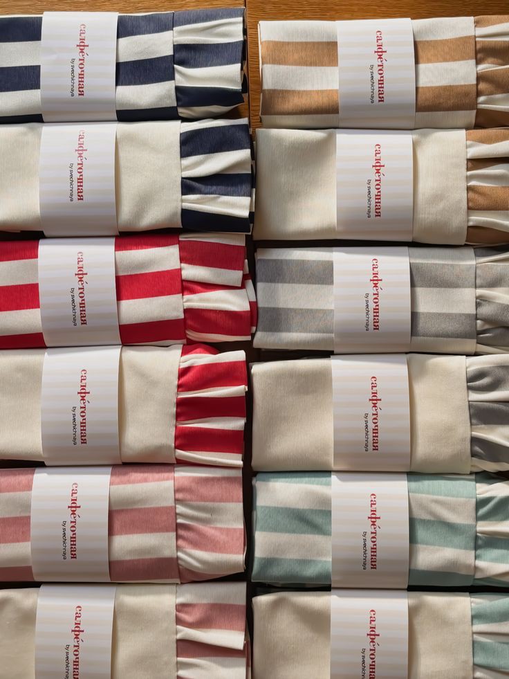 sọc xám - trắng hoặc be - trắng, kết hợp trench coat hoặc áo len cùng bảng màu để outfit thêm hiện đại