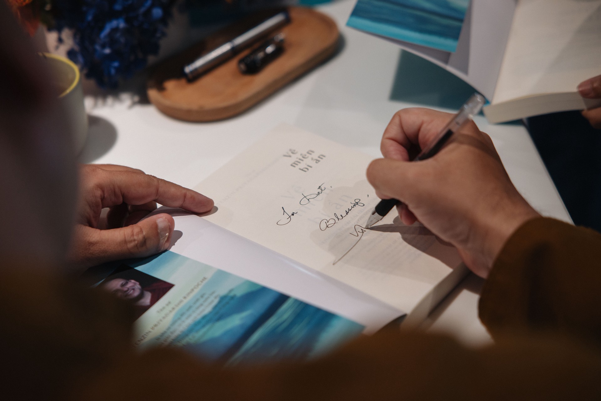 Hinh anh Đi tìm miền an trú trong hồi ký “Về miền bí ẩn” cùng Tôn sư Tenzin Priyadarshi Rinpoche 3