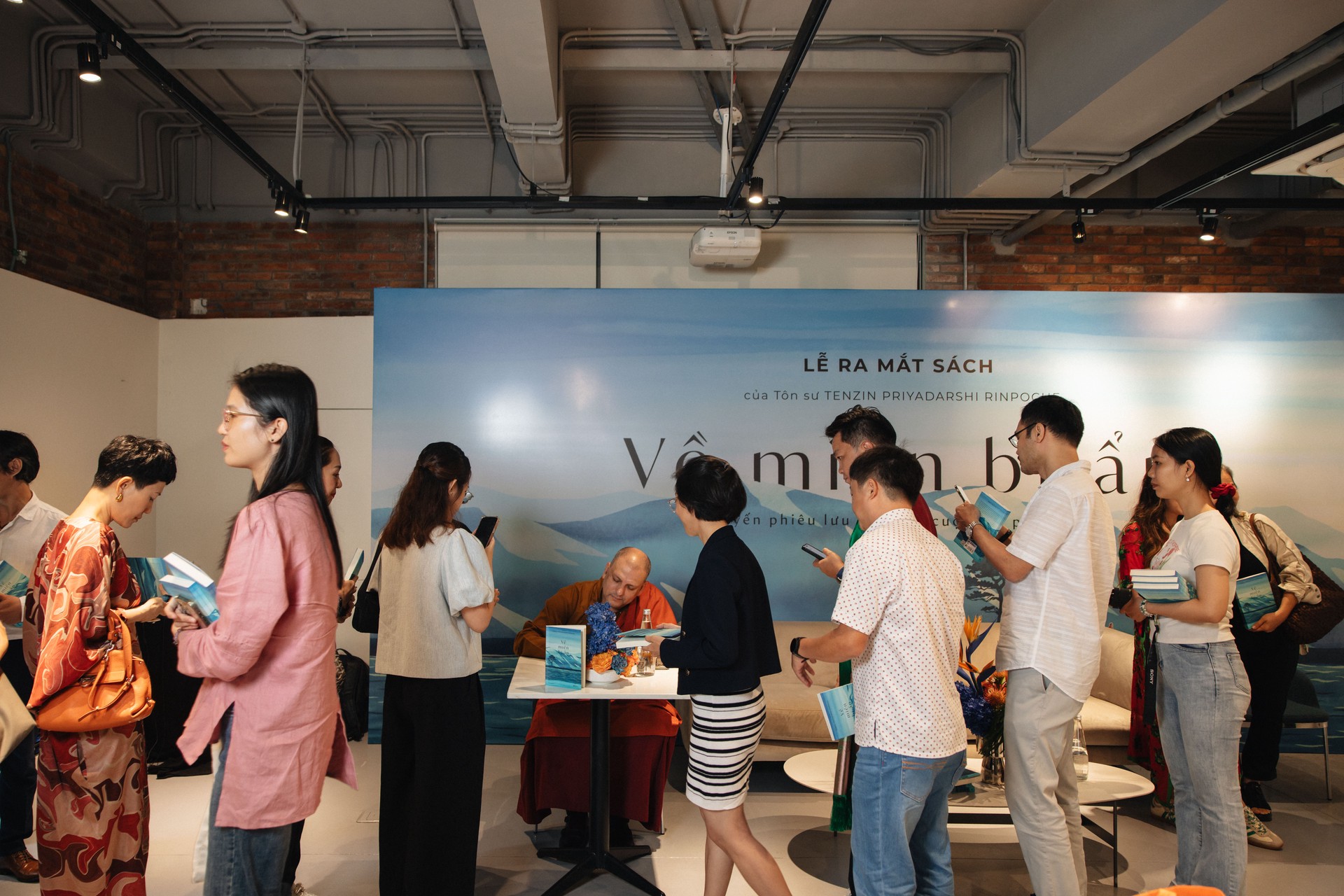 Hinh anh Đi tìm miền an trú trong hồi ký “Về miền bí ẩn” cùng Tôn sư Tenzin Priyadarshi Rinpoche 5