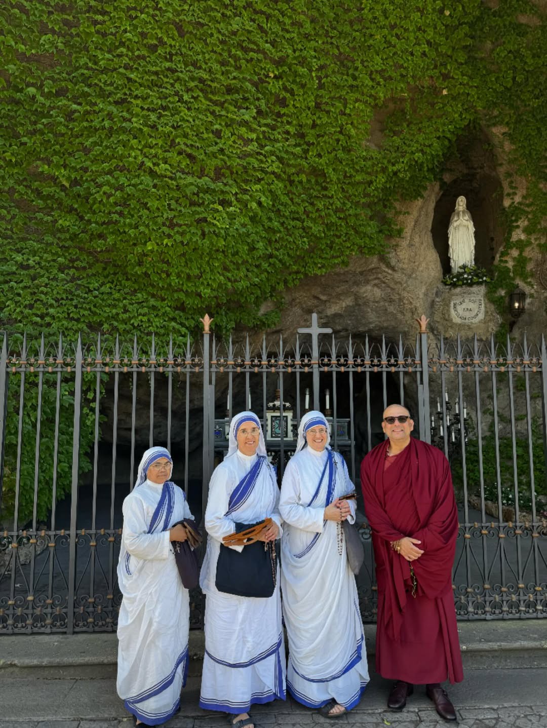 Tôn sư Tenzin Priyadarshi Rinpoche