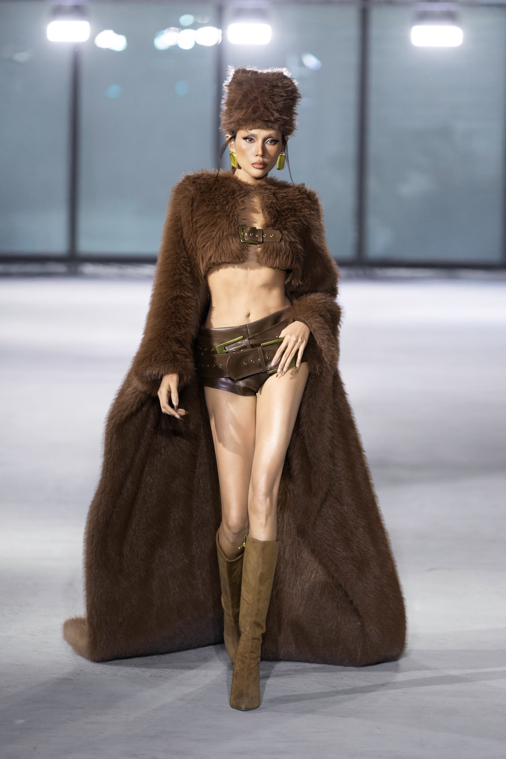 Hinh anh Emerge 2025 - Bản giao hưởng thị giác với ánh kim và đường cong của NTK Đỗ Long  4