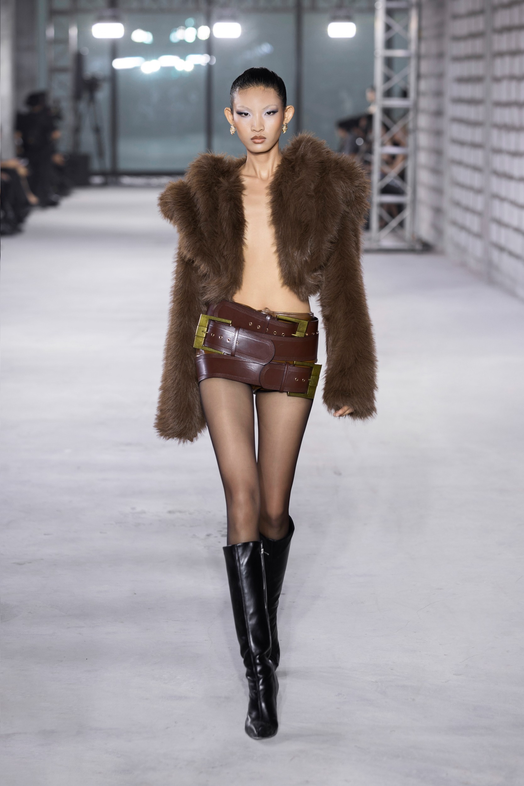 Hinh anh Emerge 2025 - Bản giao hưởng thị giác với ánh kim và đường cong của NTK Đỗ Long  5