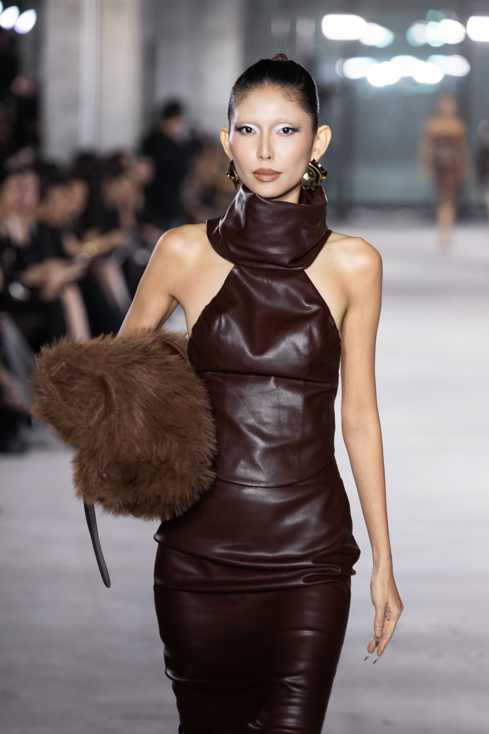 Hinh anh Emerge 2025 - Bản giao hưởng thị giác với ánh kim và đường cong của NTK Đỗ Long  9