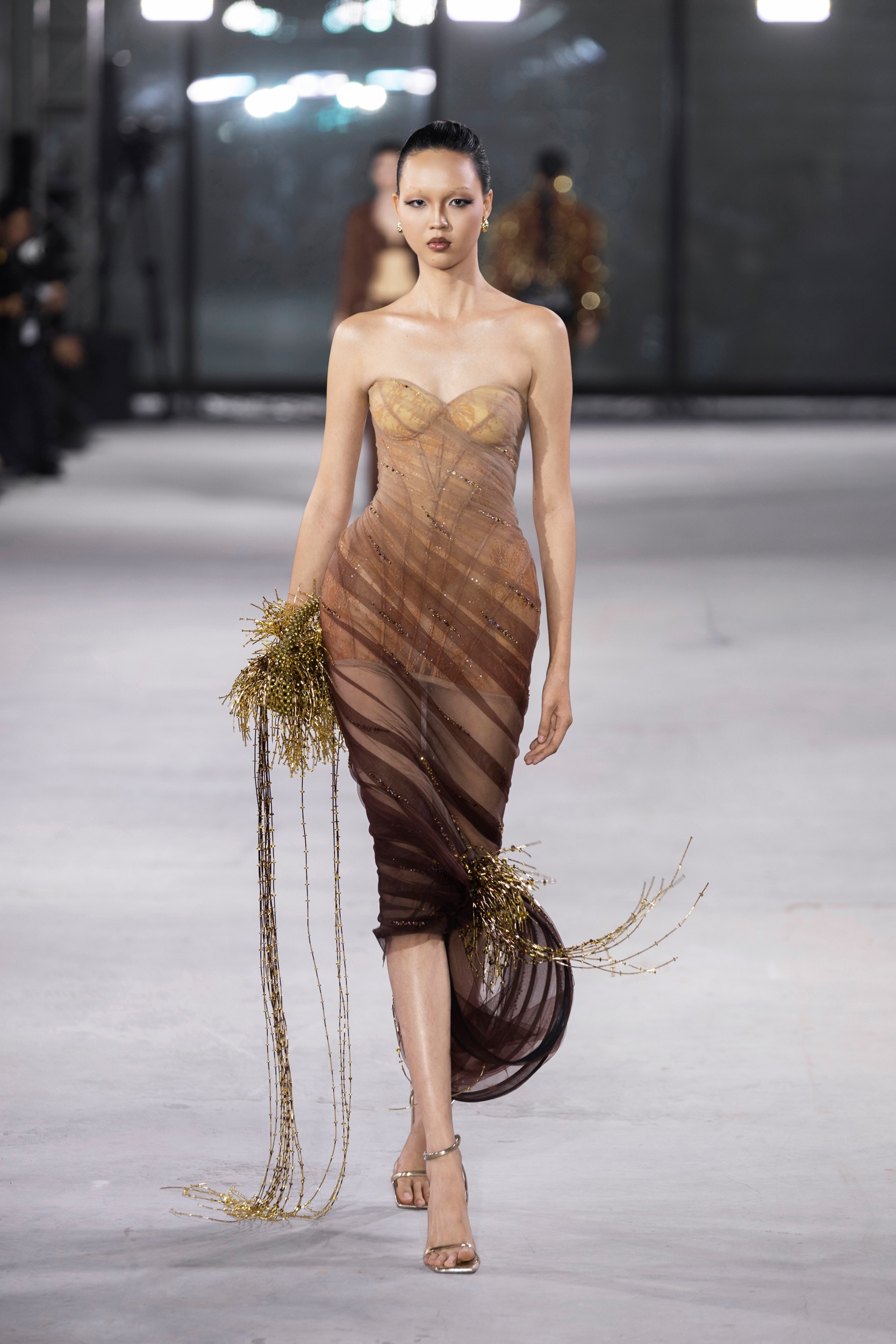 Hinh anh Emerge 2025 - Bản giao hưởng thị giác với ánh kim và đường cong của NTK Đỗ Long  19