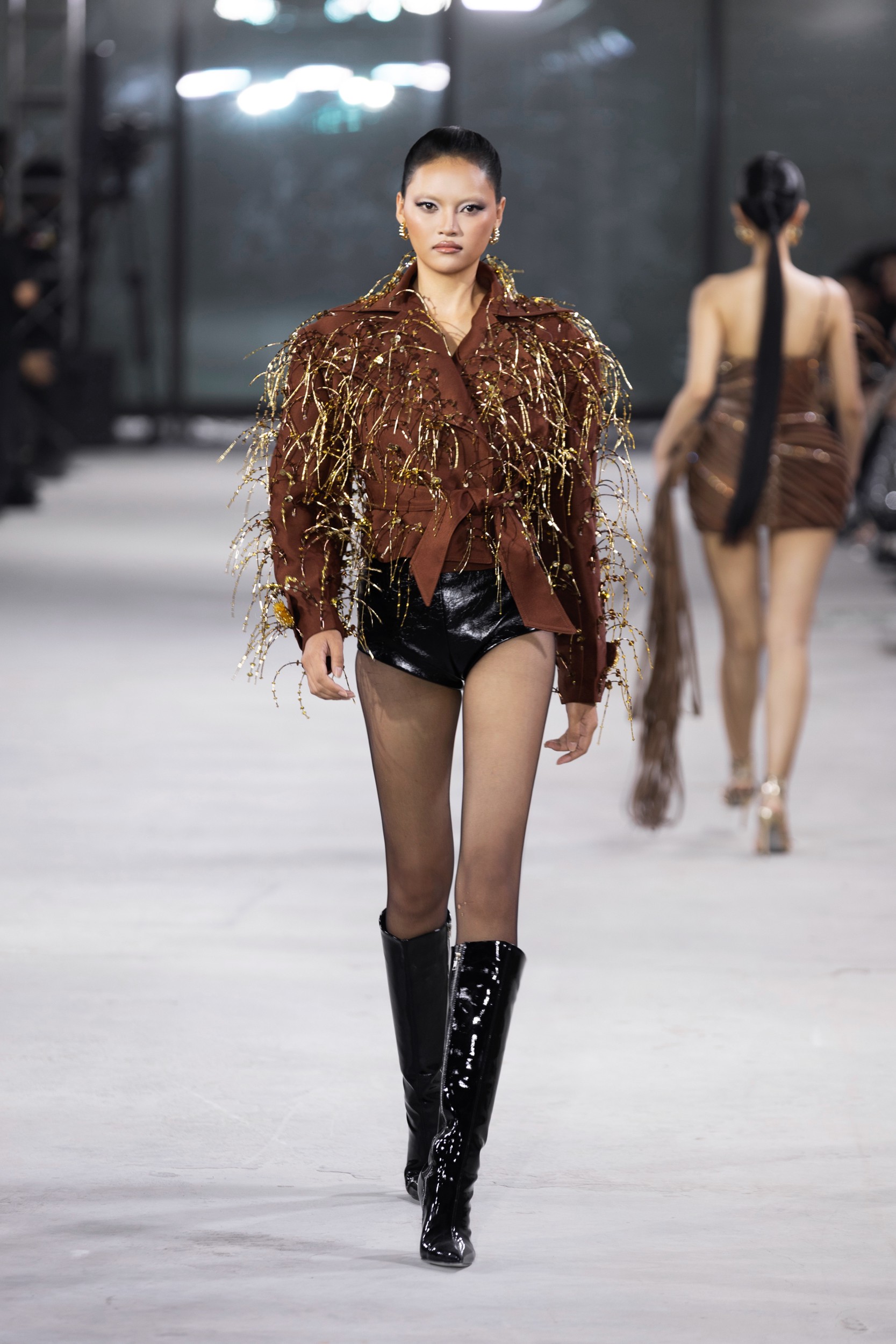 Hinh anh Emerge 2025 - Bản giao hưởng thị giác với ánh kim và đường cong của NTK Đỗ Long  22