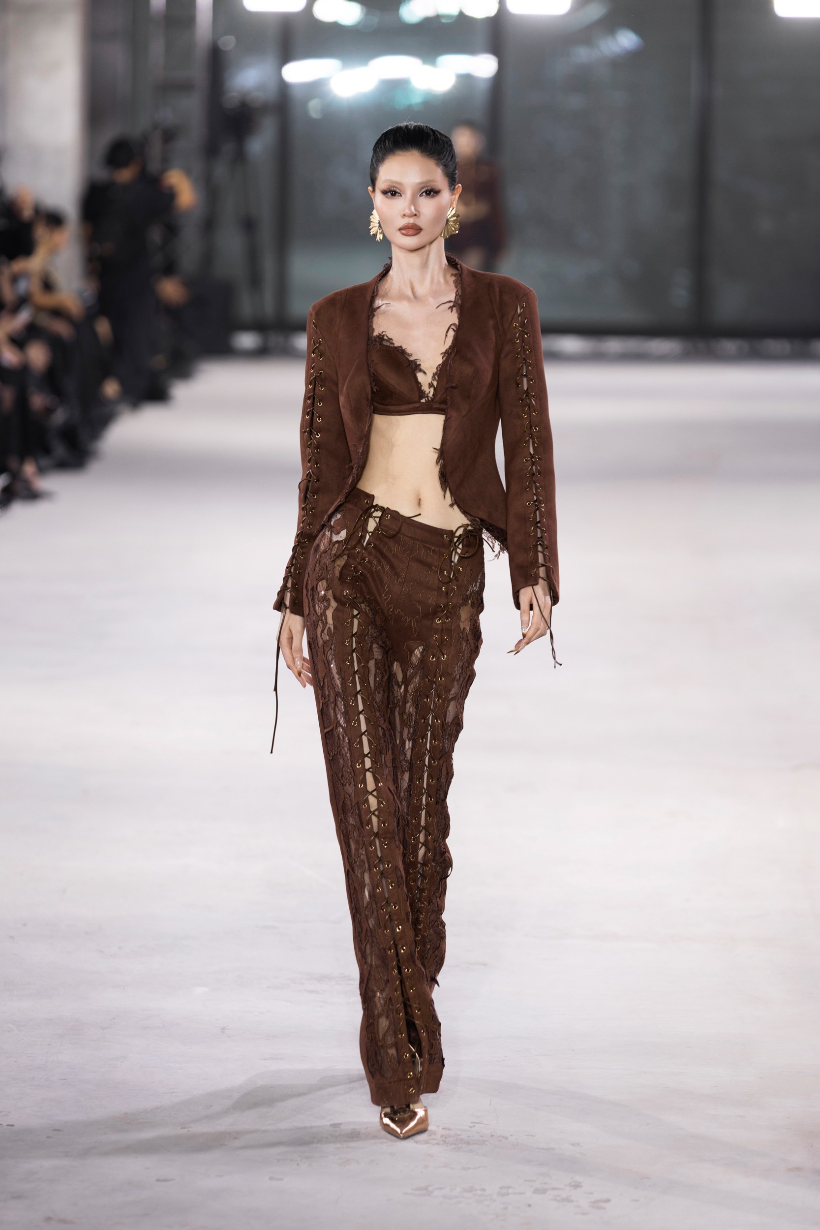 Hinh anh Emerge 2025 - Bản giao hưởng thị giác với ánh kim và đường cong của NTK Đỗ Long  16