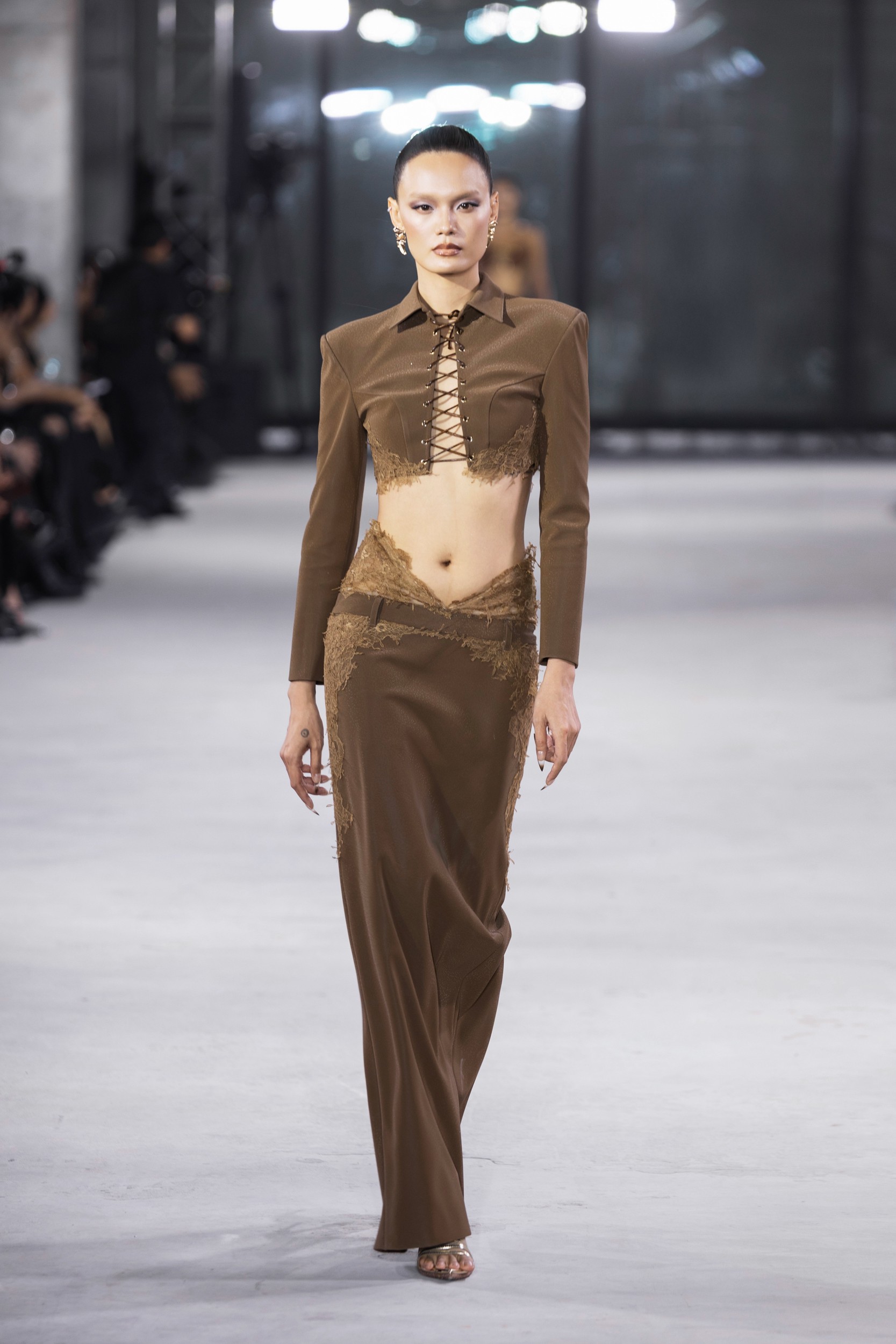 Hinh anh Emerge 2025 - Bản giao hưởng thị giác với ánh kim và đường cong của NTK Đỗ Long  21