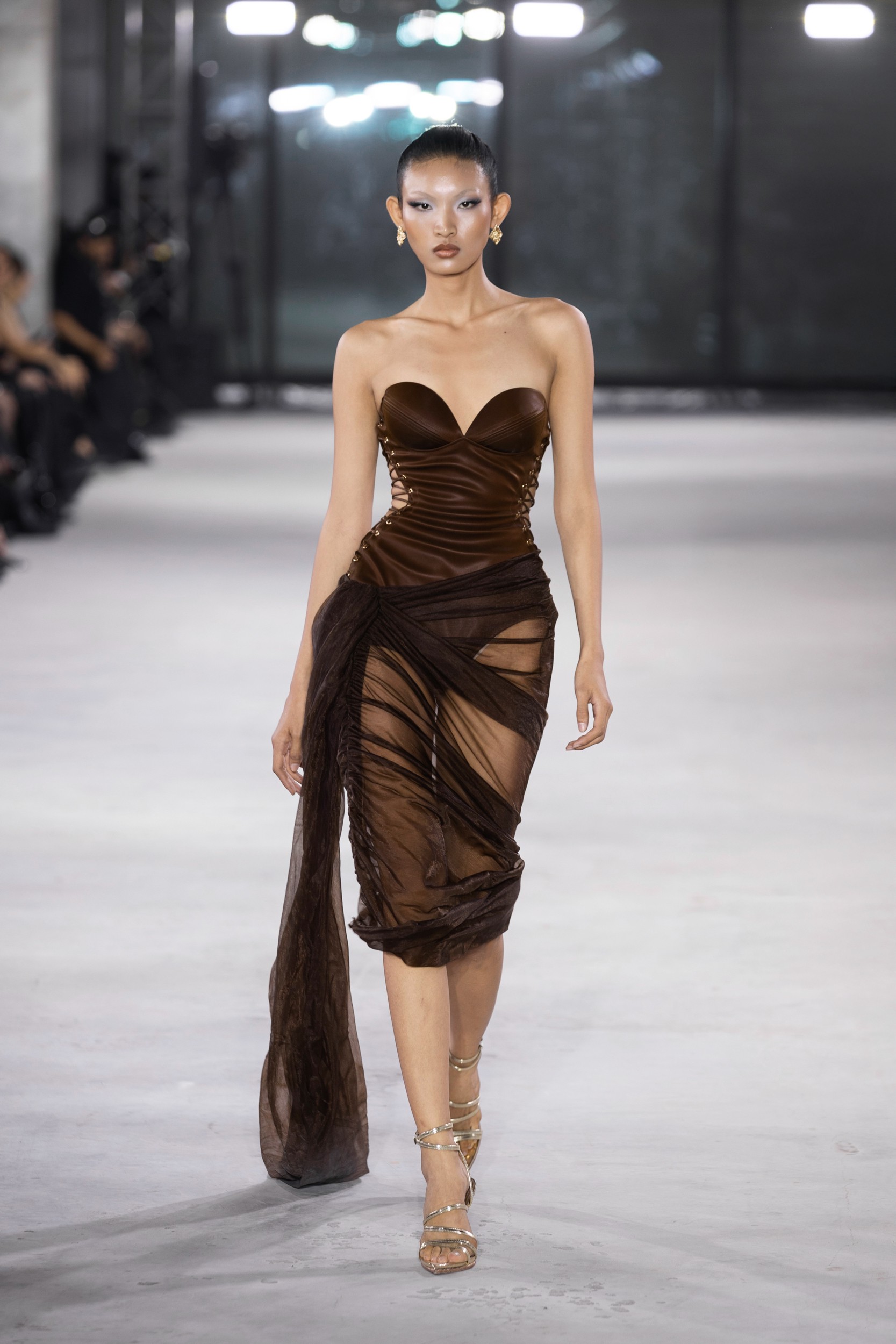 Hinh anh Emerge 2025 - Bản giao hưởng thị giác với ánh kim và đường cong của NTK Đỗ Long  18