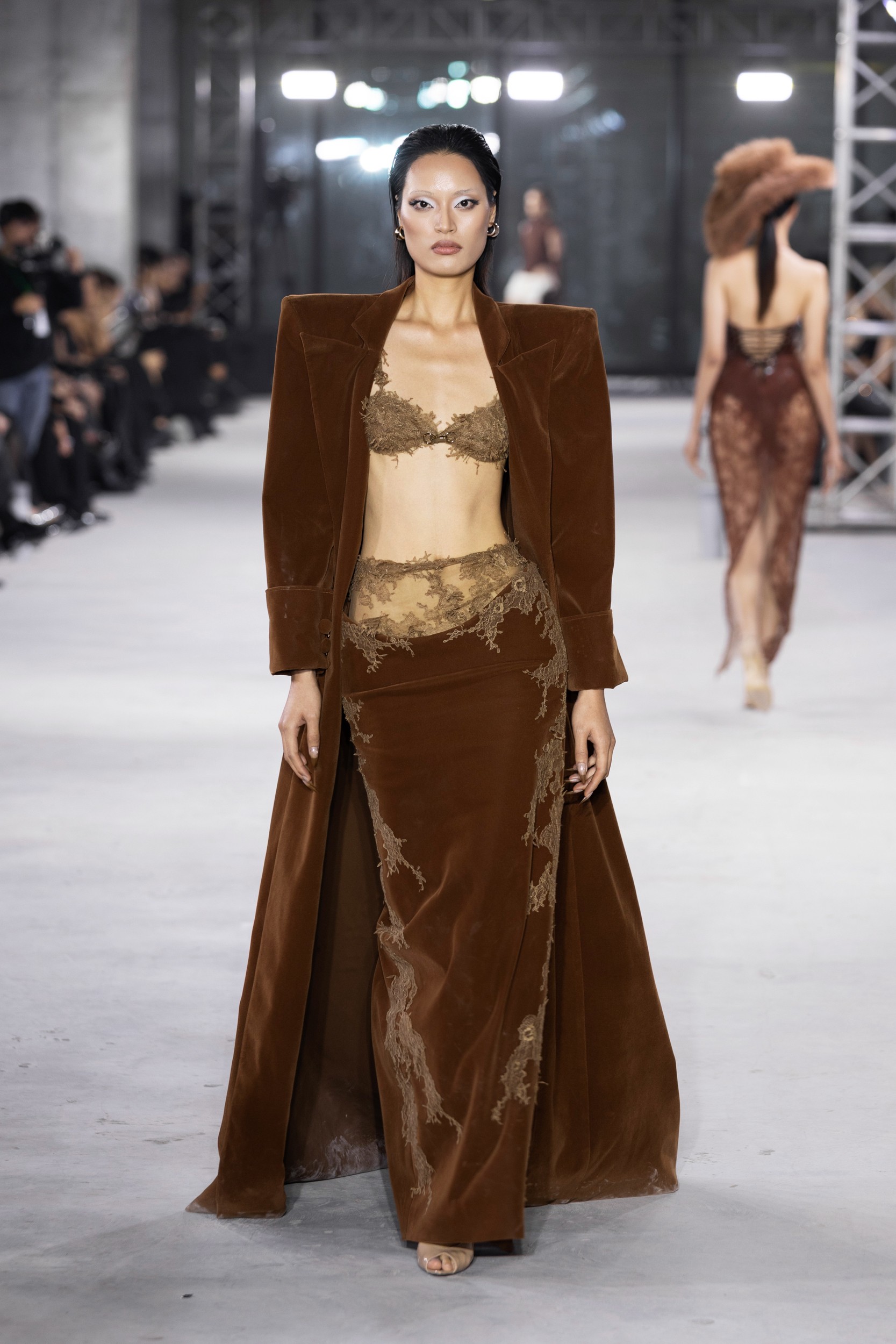 Hinh anh Emerge 2025 - Bản giao hưởng thị giác với ánh kim và đường cong của NTK Đỗ Long  17