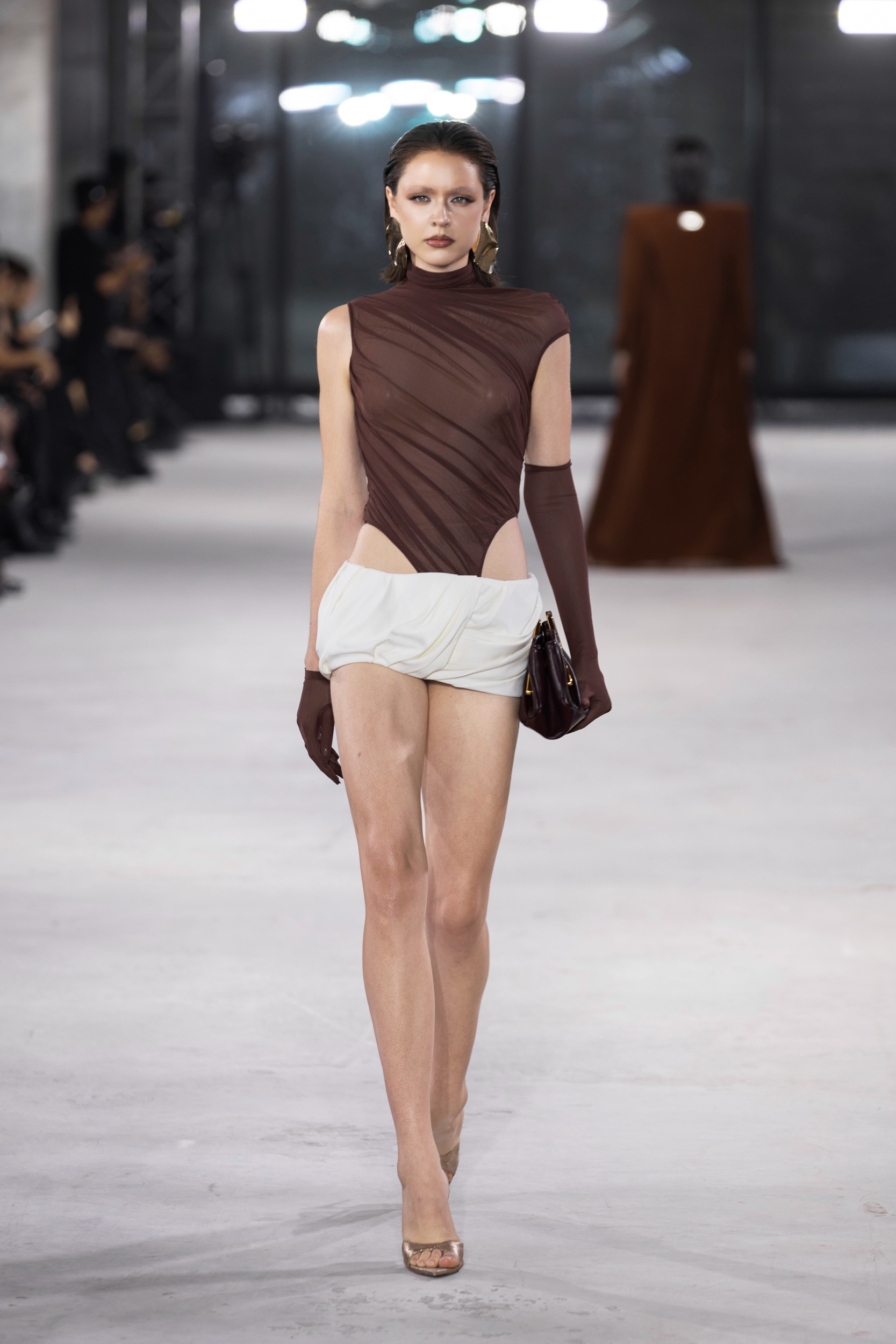 Hinh anh Emerge 2025 - Bản giao hưởng thị giác với ánh kim và đường cong của NTK Đỗ Long  20