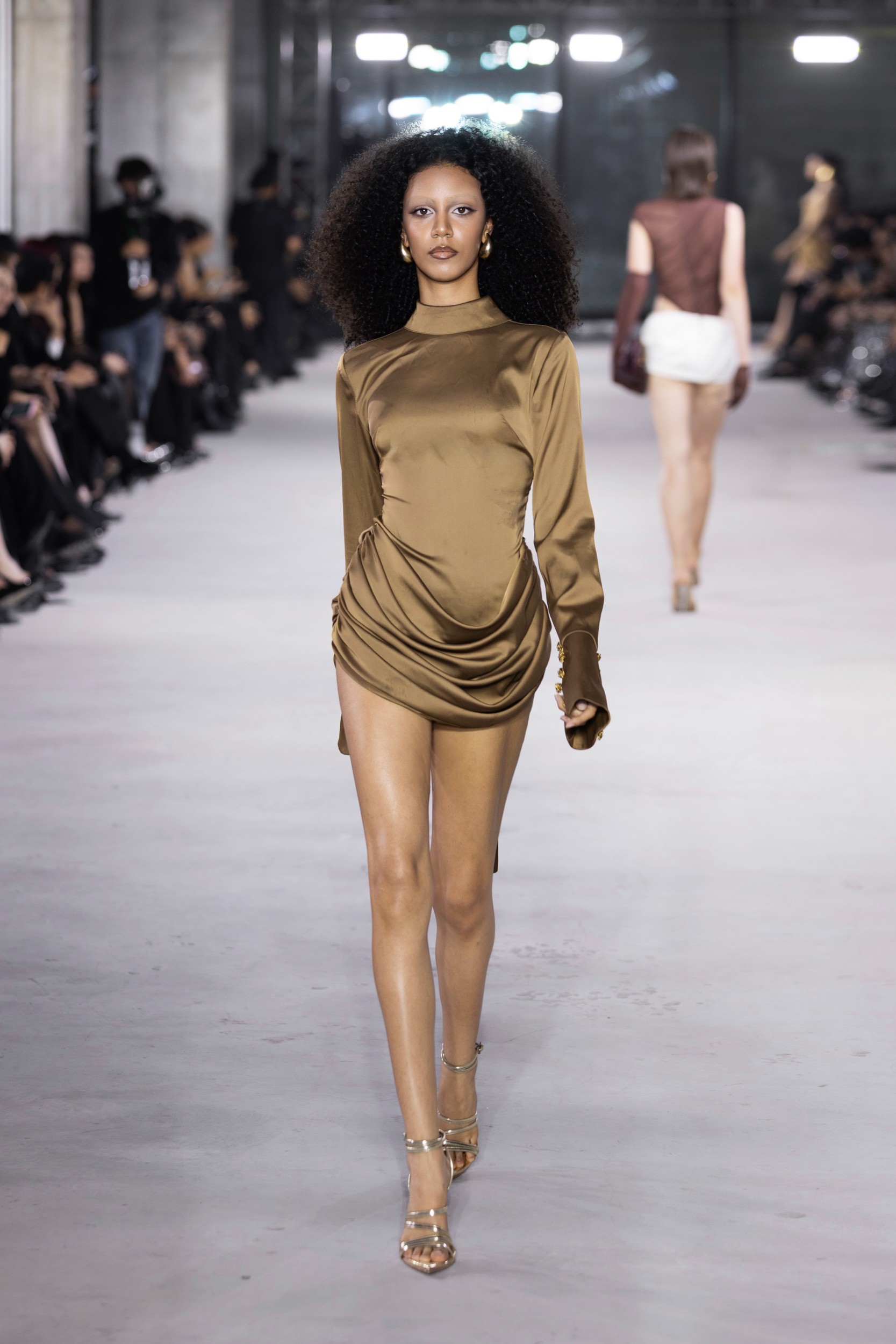 Hinh anh Emerge 2025 - Bản giao hưởng thị giác với ánh kim và đường cong của NTK Đỗ Long  14