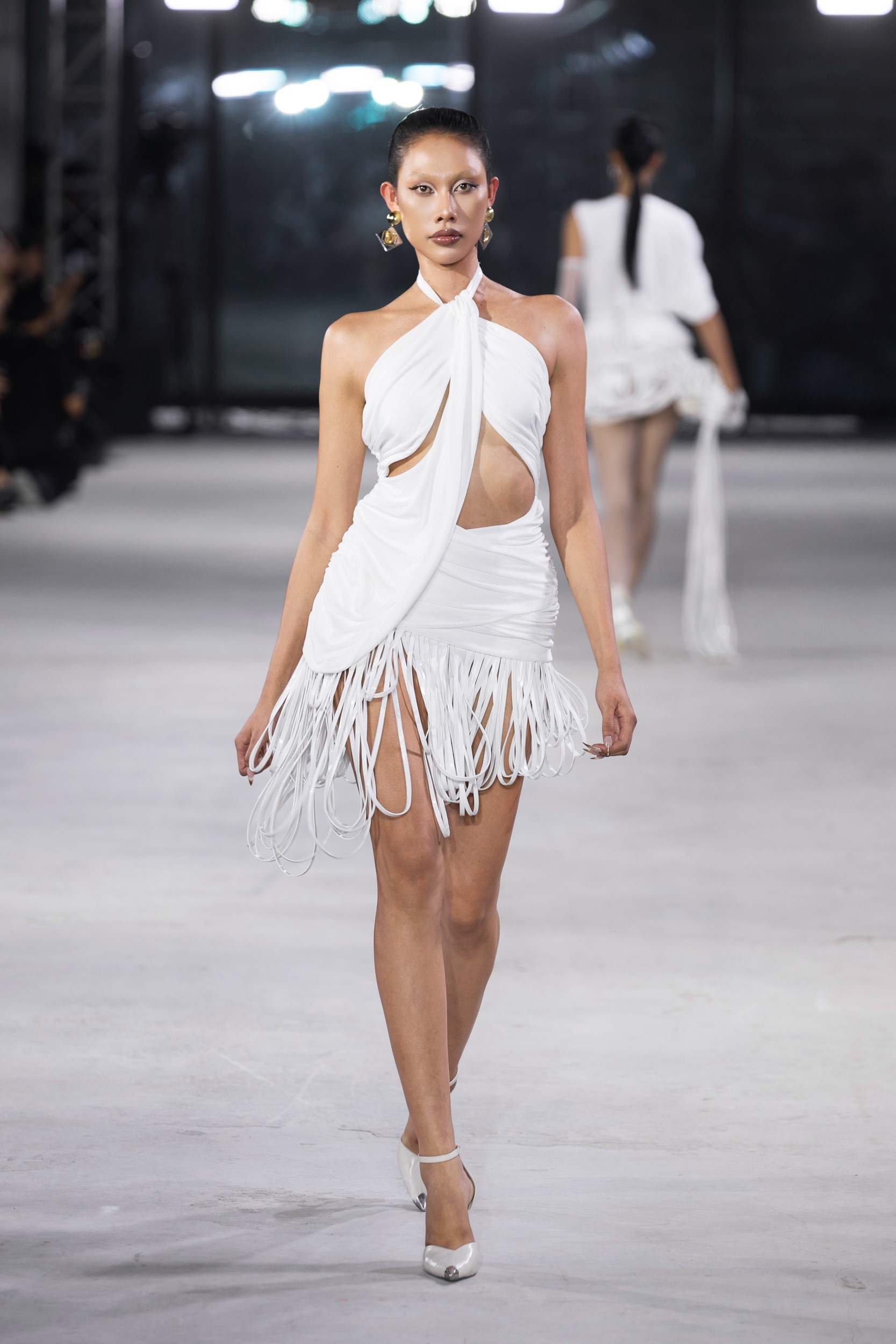 Hinh anh Emerge 2025 - Bản giao hưởng thị giác với ánh kim và đường cong của NTK Đỗ Long  23