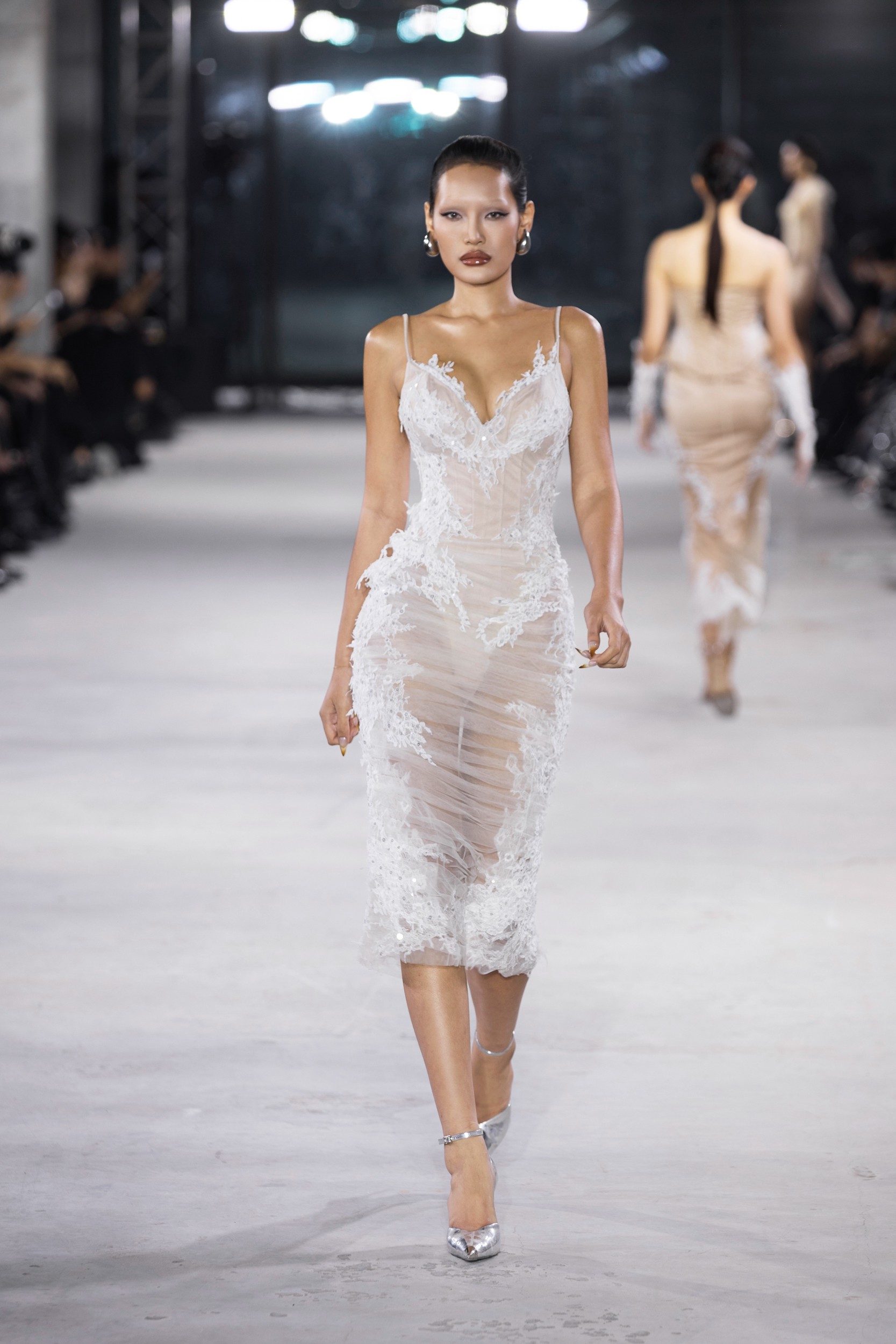 Hinh anh Emerge 2025 - Bản giao hưởng thị giác với ánh kim và đường cong của NTK Đỗ Long  43