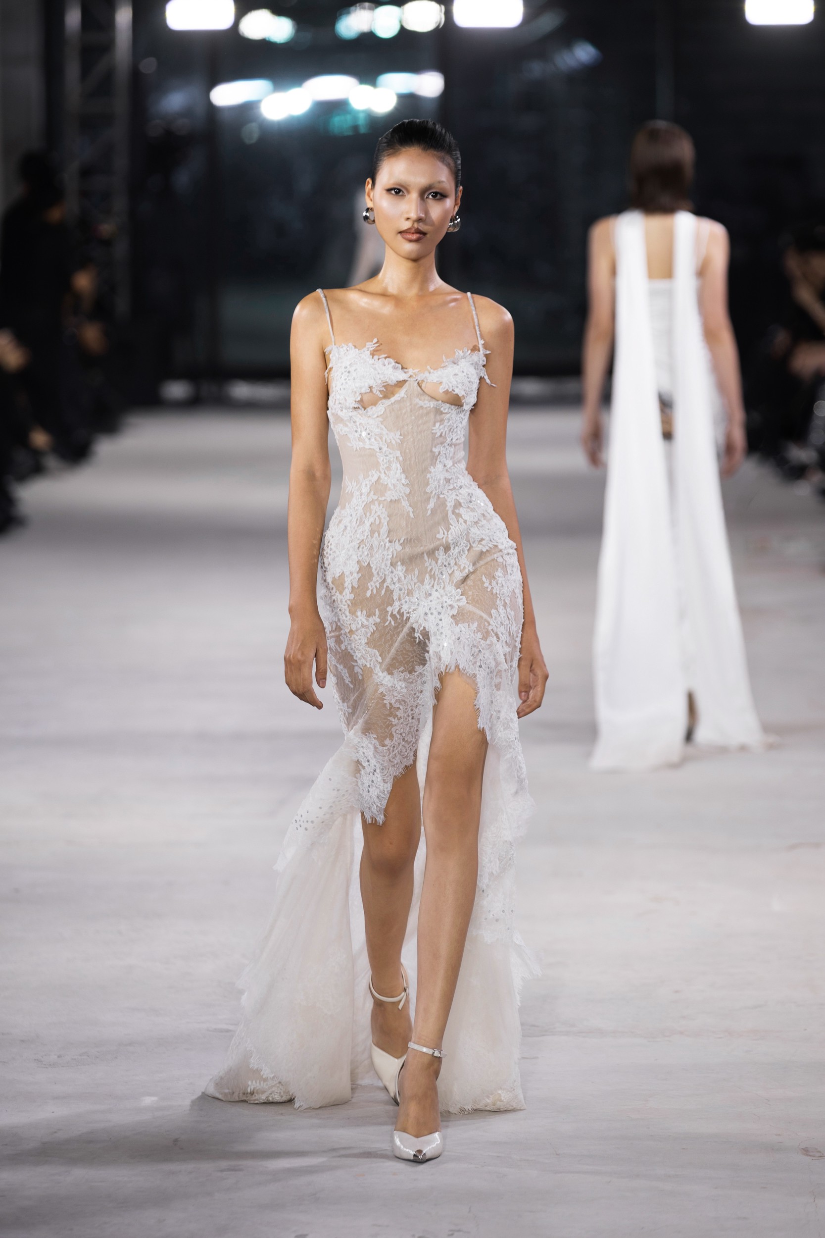 Hinh anh Emerge 2025 - Bản giao hưởng thị giác với ánh kim và đường cong của NTK Đỗ Long  29