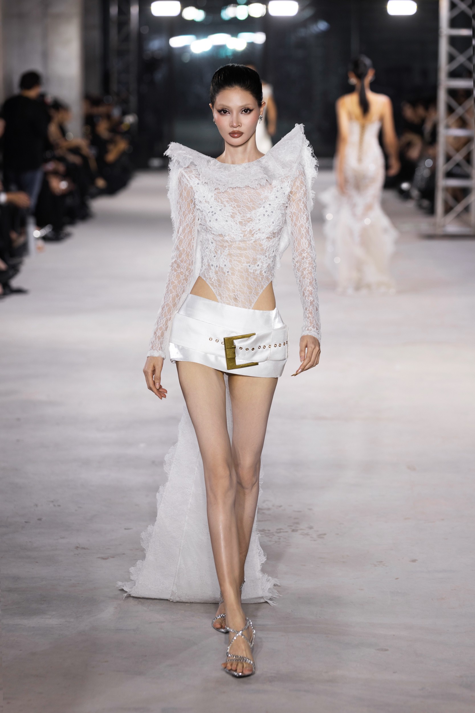 Hinh anh Emerge 2025 - Bản giao hưởng thị giác với ánh kim và đường cong của NTK Đỗ Long  26