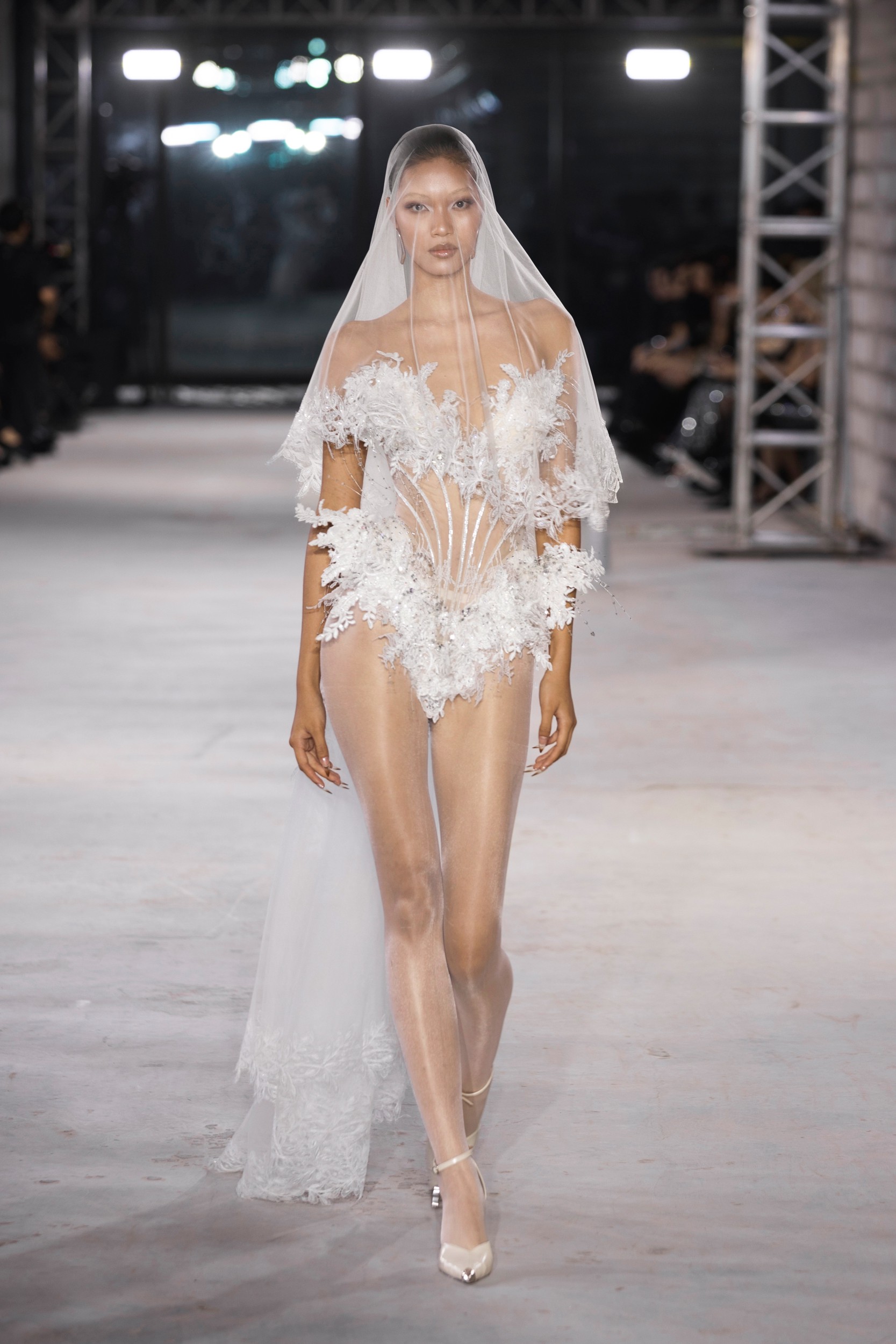 Hinh anh Emerge 2025 - Bản giao hưởng thị giác với ánh kim và đường cong của NTK Đỗ Long  40