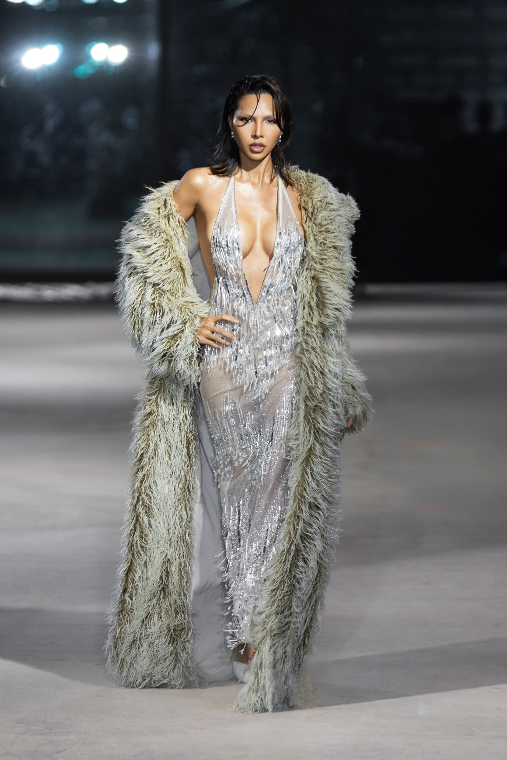 Hinh anh Emerge 2025 - Bản giao hưởng thị giác với ánh kim và đường cong của NTK Đỗ Long  28