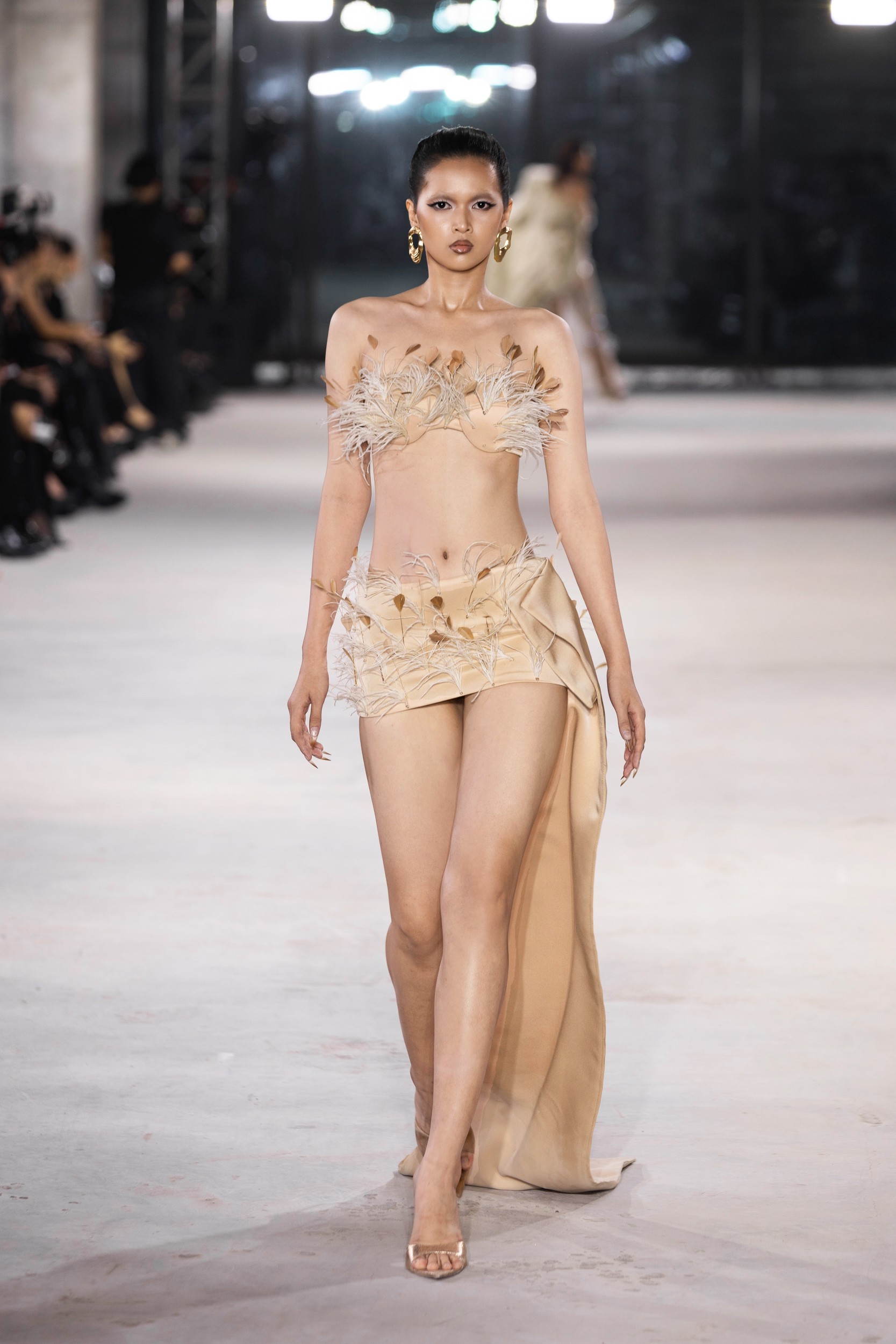 Hinh anh Emerge 2025 - Bản giao hưởng thị giác với ánh kim và đường cong của NTK Đỗ Long  24