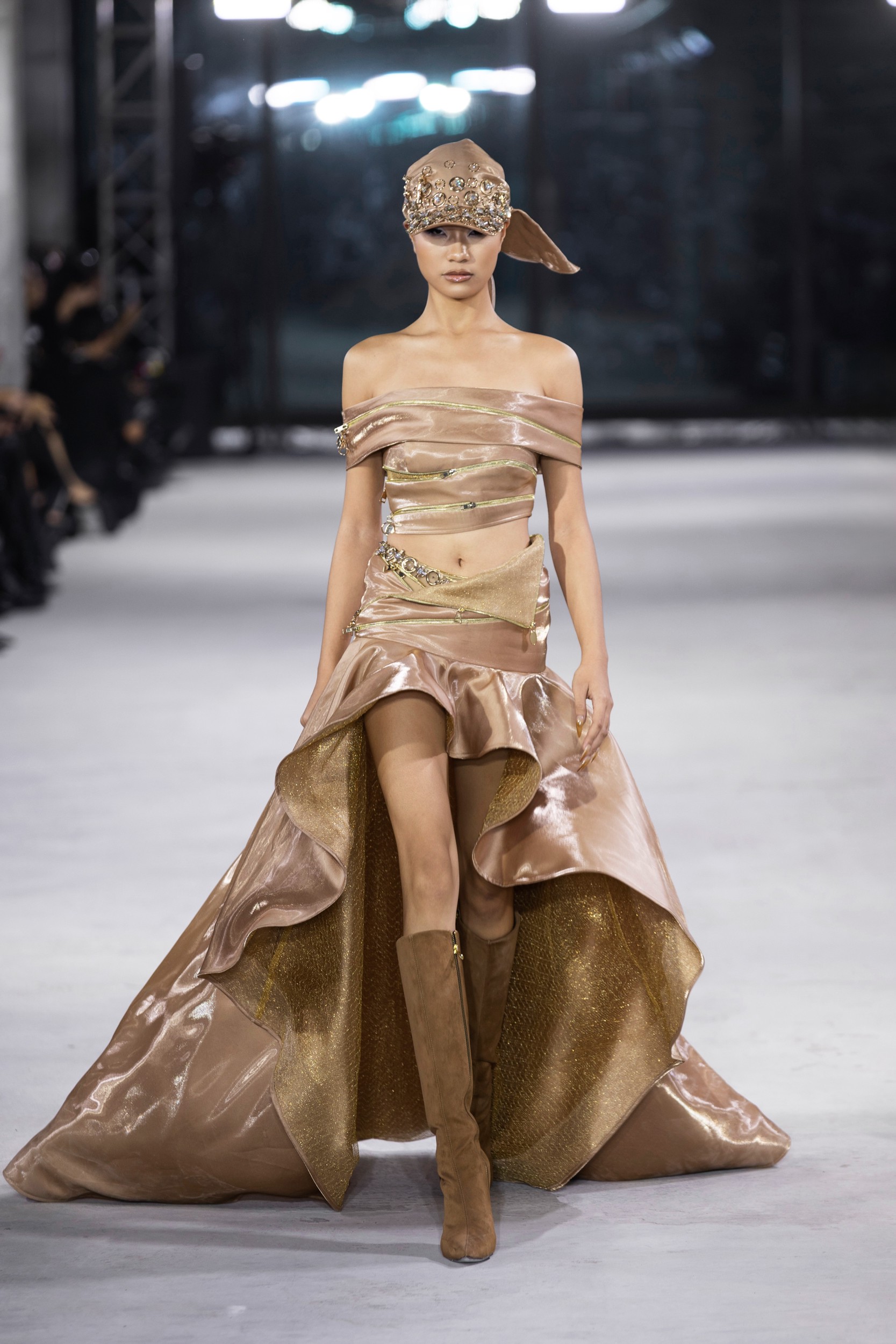 Hinh anh Emerge 2025 - Bản giao hưởng thị giác với ánh kim và đường cong của NTK Đỗ Long  27