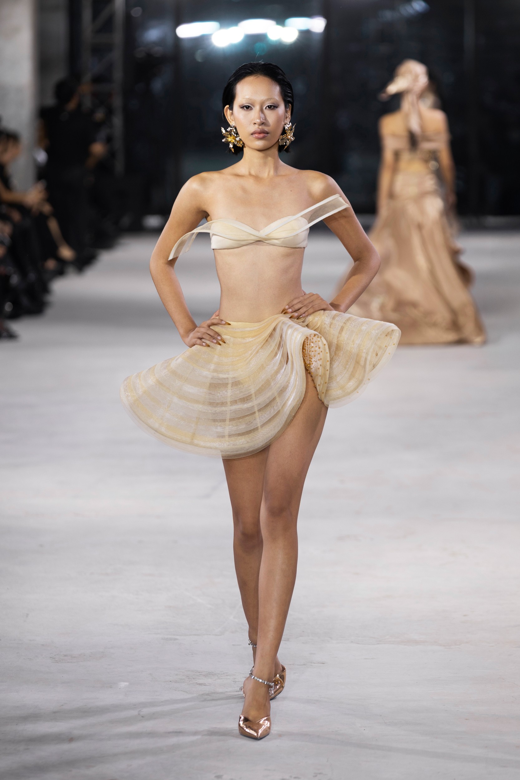 Hinh anh Emerge 2025 - Bản giao hưởng thị giác với ánh kim và đường cong của NTK Đỗ Long  30