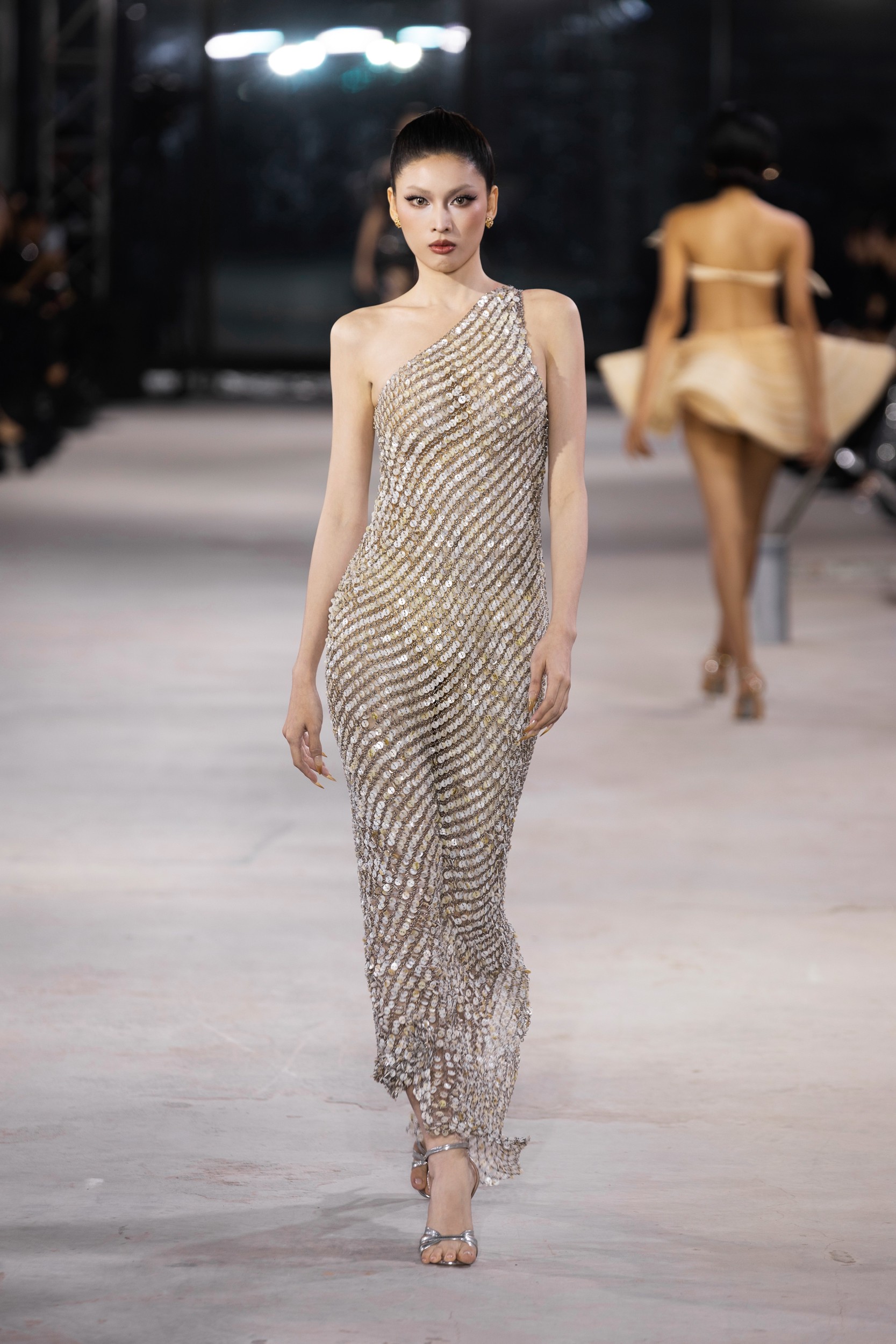 Hinh anh Emerge 2025 - Bản giao hưởng thị giác với ánh kim và đường cong của NTK Đỗ Long  37