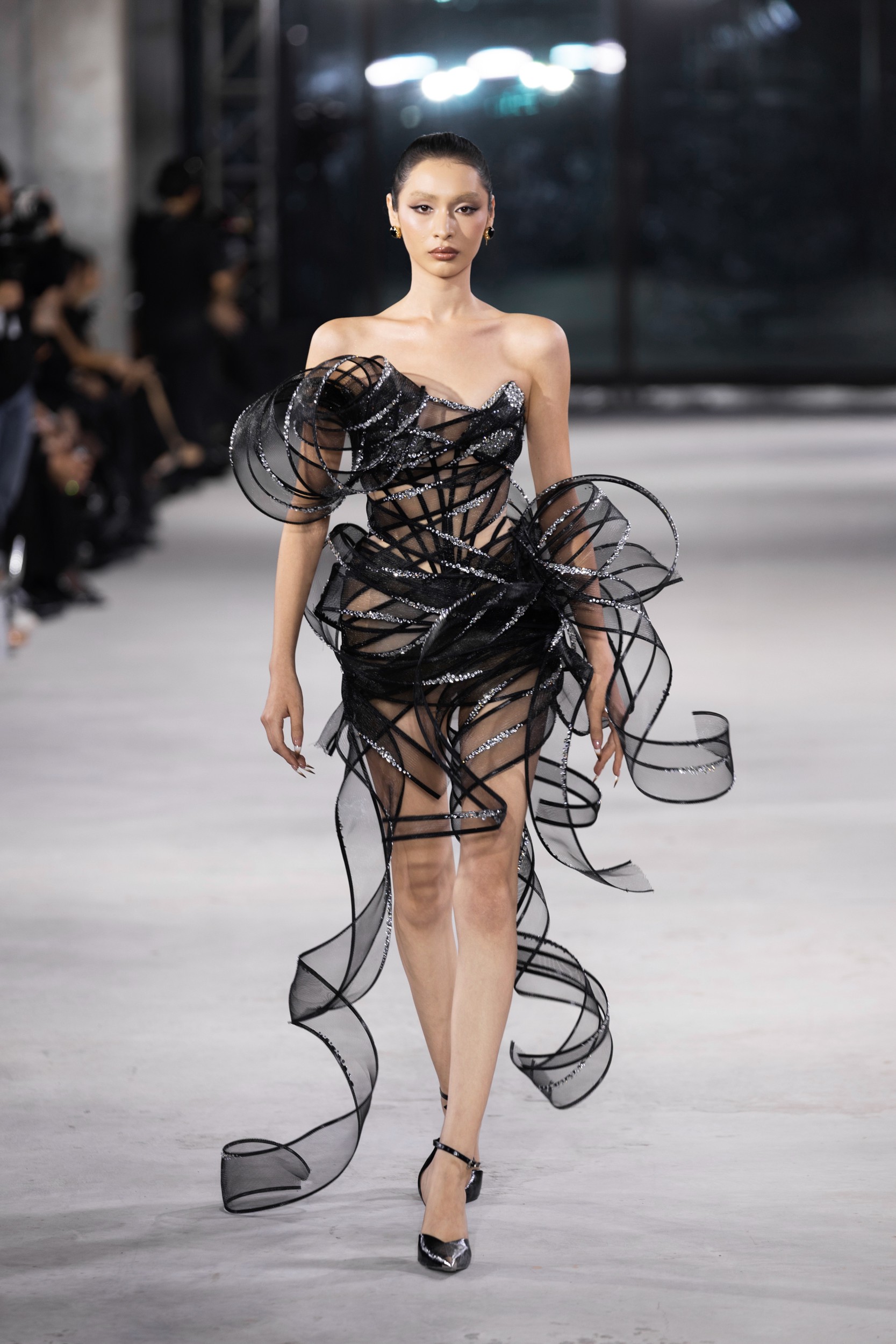 Hinh anh Emerge 2025 - Bản giao hưởng thị giác với ánh kim và đường cong của NTK Đỗ Long  31