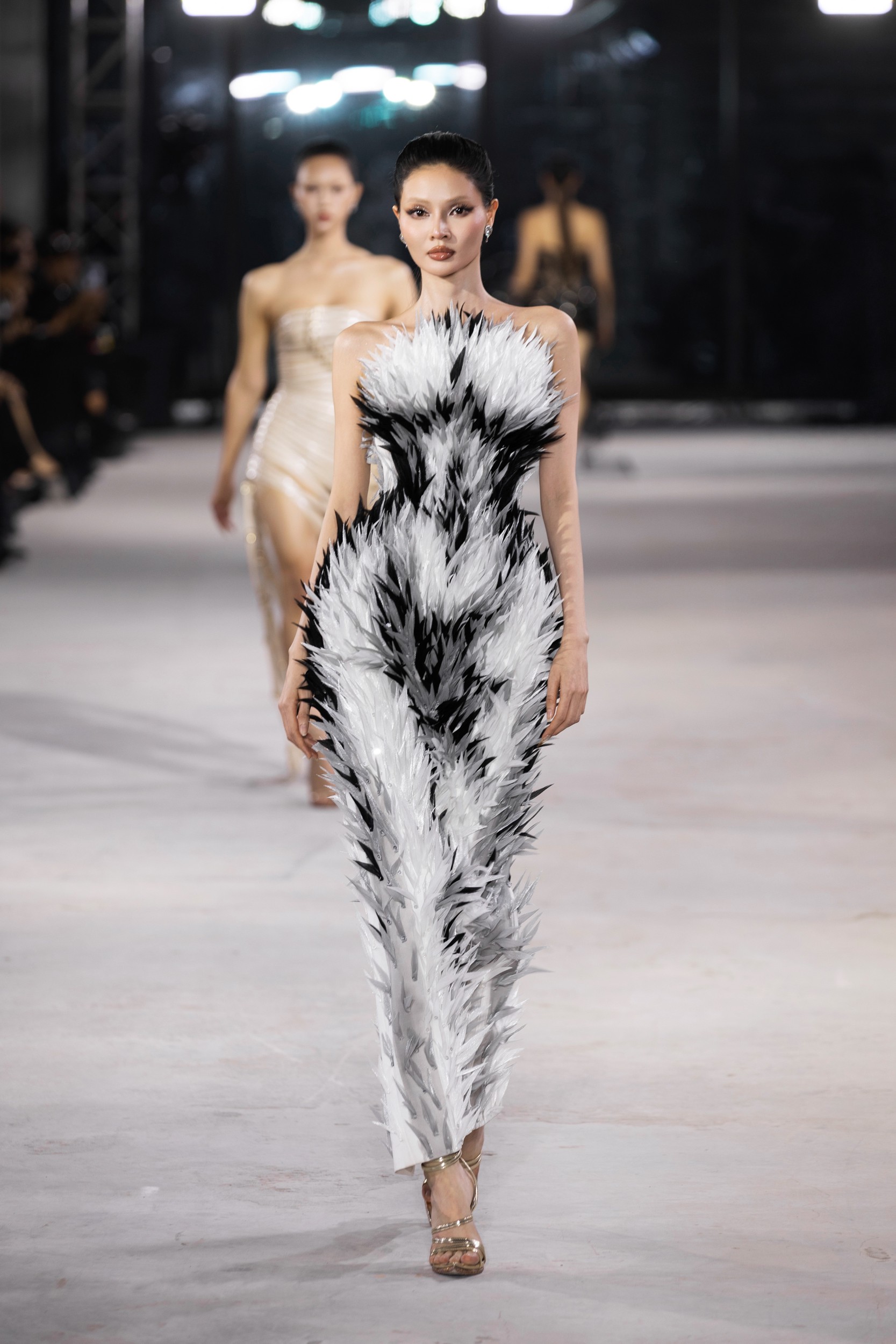 Hinh anh Emerge 2025 - Bản giao hưởng thị giác với ánh kim và đường cong của NTK Đỗ Long  25