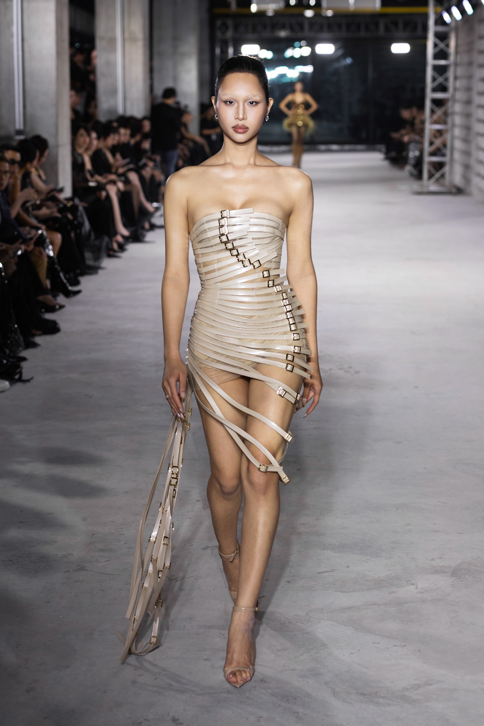 Hinh anh Emerge 2025 - Bản giao hưởng thị giác với ánh kim và đường cong của NTK Đỗ Long  39