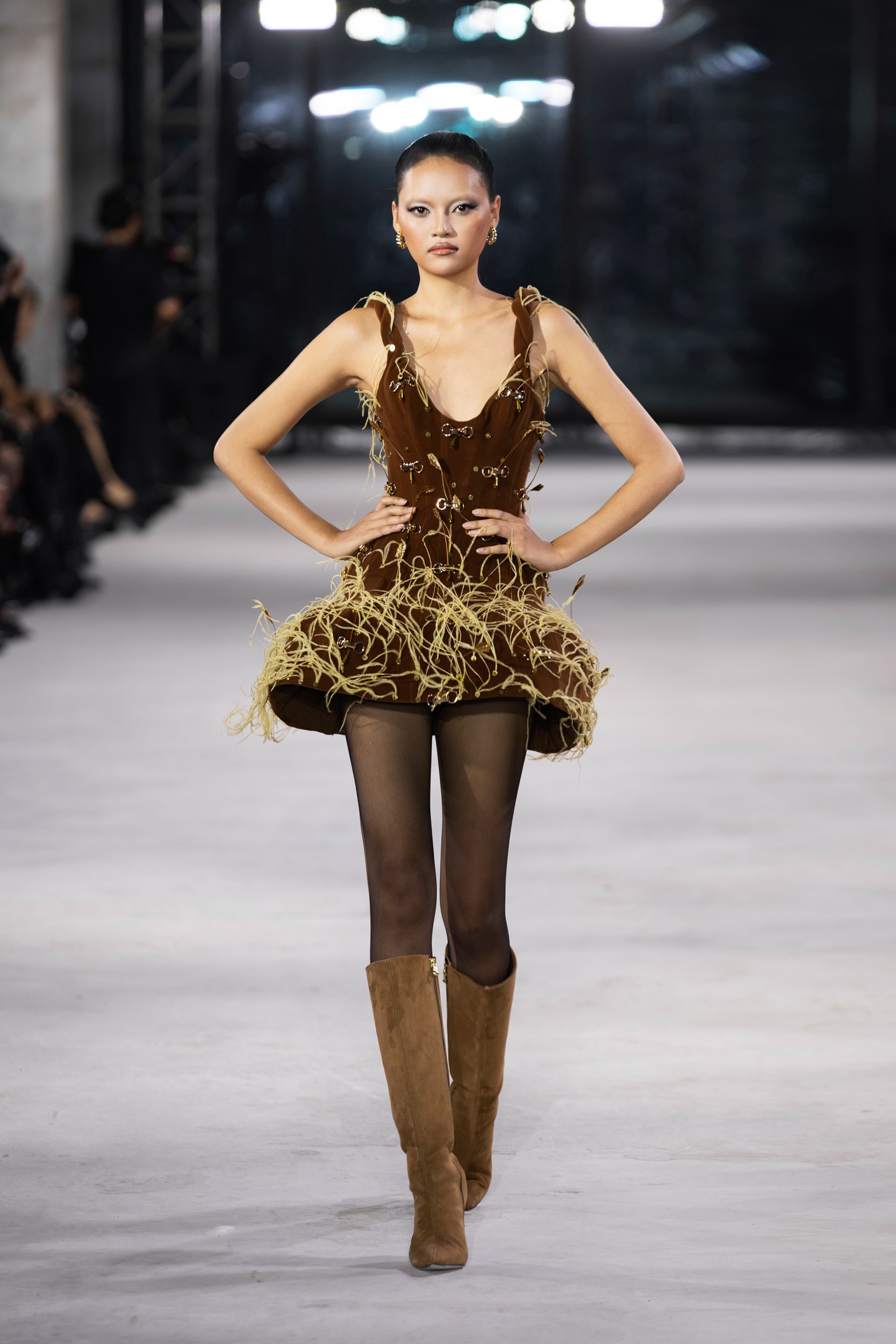 Hinh anh Emerge 2025 - Bản giao hưởng thị giác với ánh kim và đường cong của NTK Đỗ Long  42