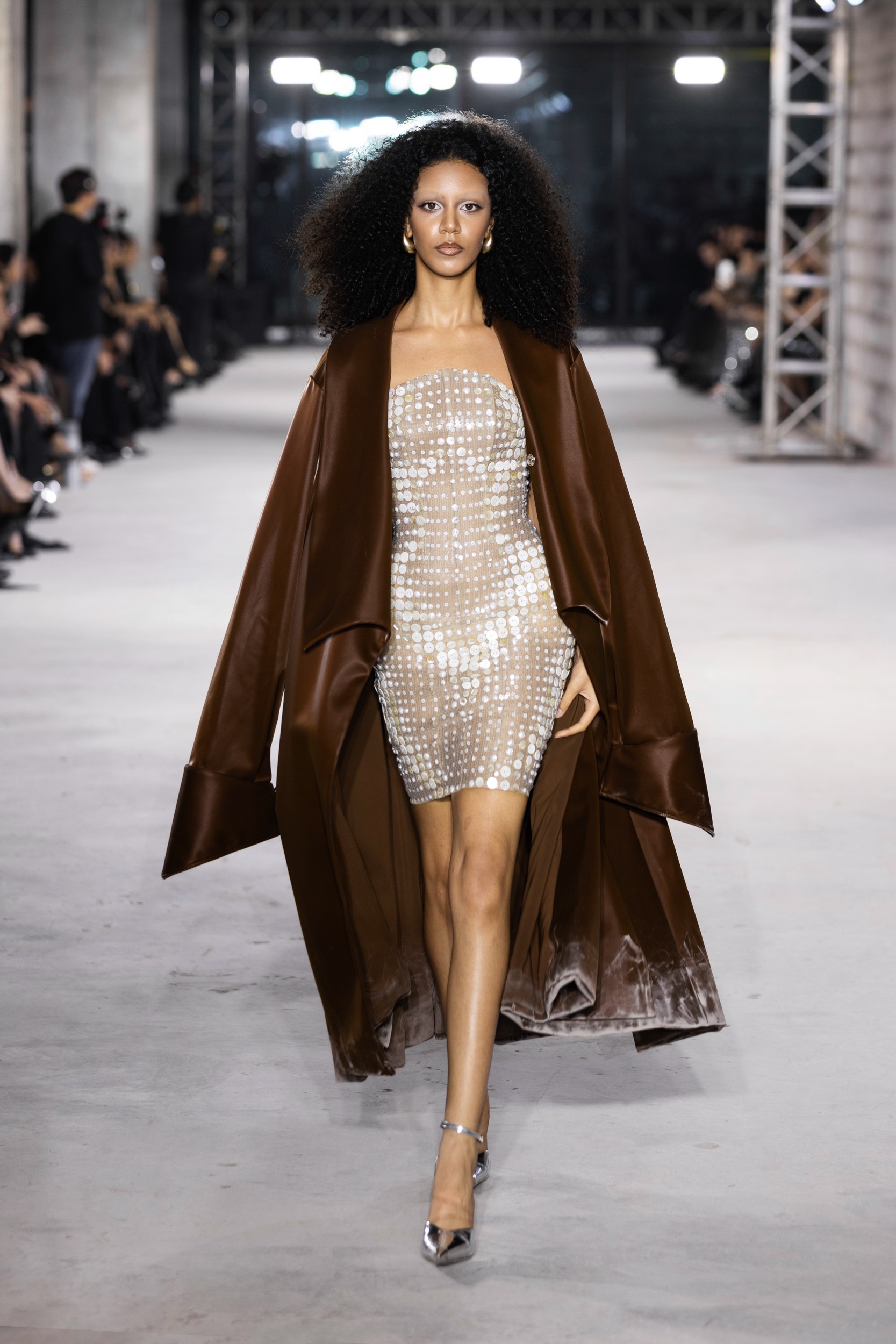 Hinh anh Emerge 2025 - Bản giao hưởng thị giác với ánh kim và đường cong của NTK Đỗ Long  36