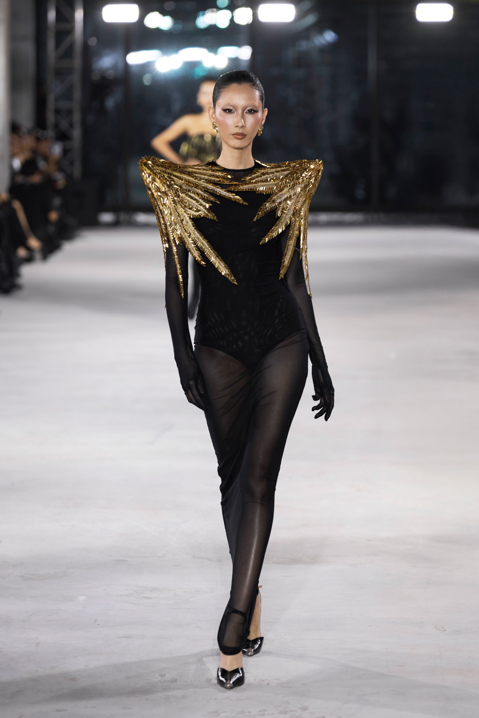 Hinh anh Emerge 2025 - Bản giao hưởng thị giác với ánh kim và đường cong của NTK Đỗ Long  38