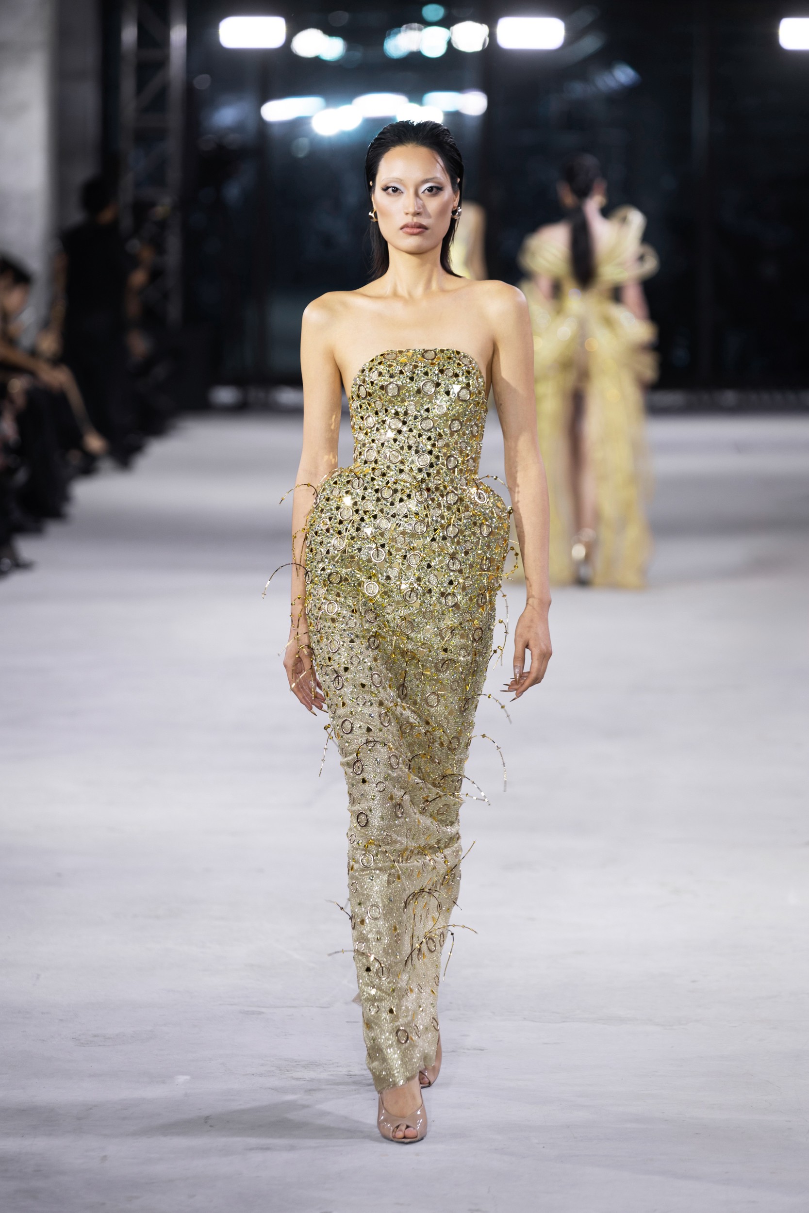 Hinh anh Emerge 2025 - Bản giao hưởng thị giác với ánh kim và đường cong của NTK Đỗ Long  41