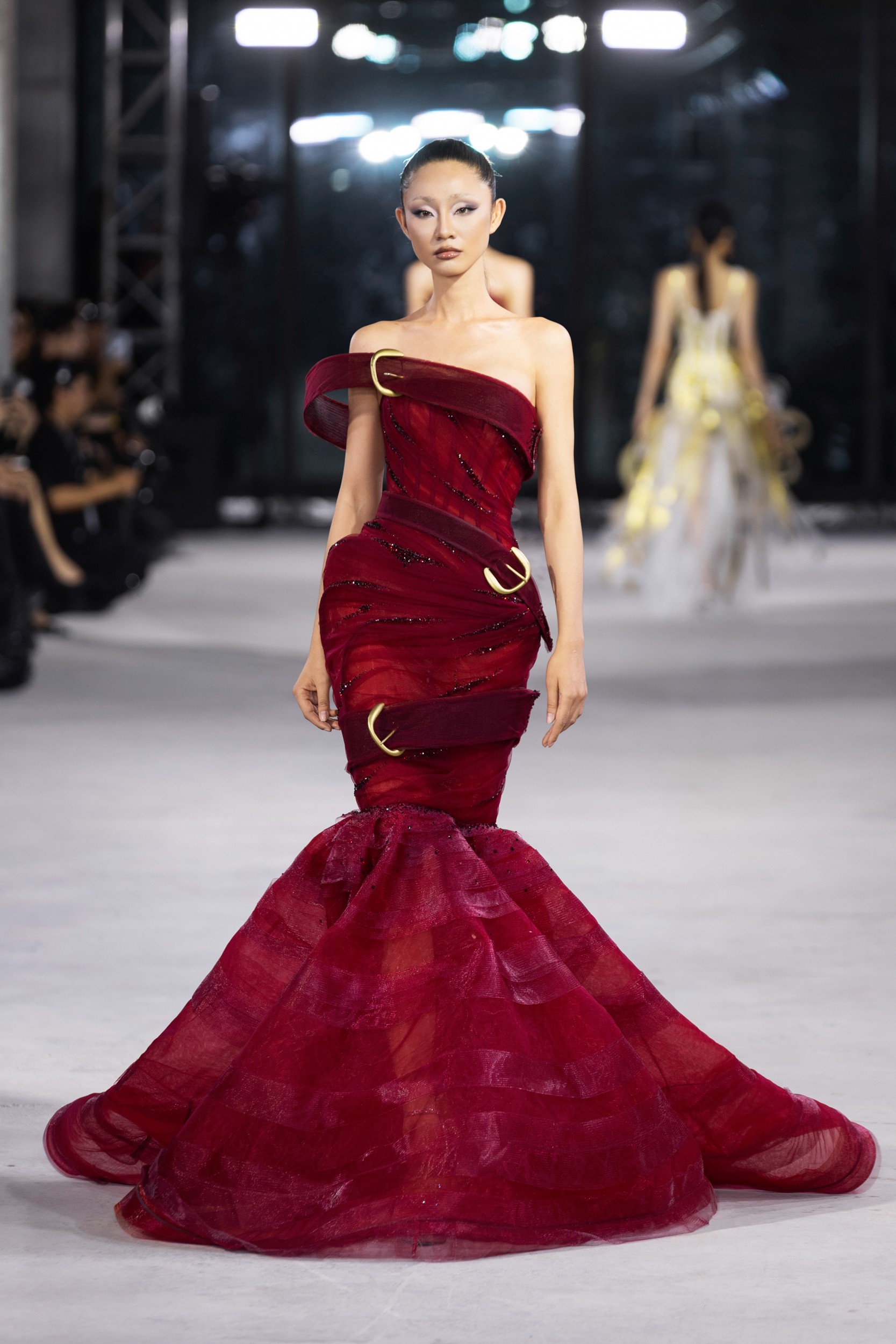 Hinh anh Emerge 2025 - Bản giao hưởng thị giác với ánh kim và đường cong của NTK Đỗ Long  32