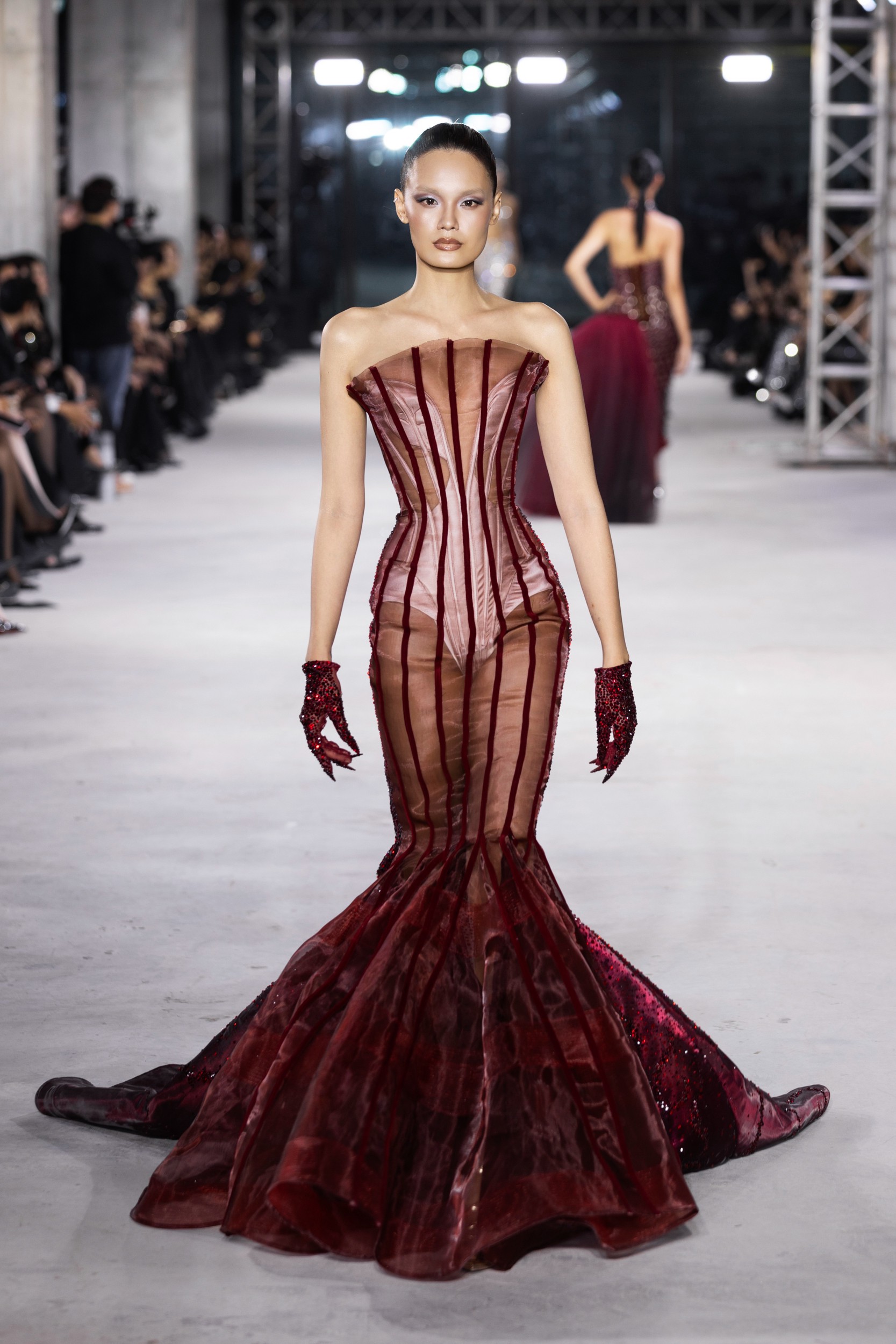 Hinh anh Emerge 2025 - Bản giao hưởng thị giác với ánh kim và đường cong của NTK Đỗ Long  35