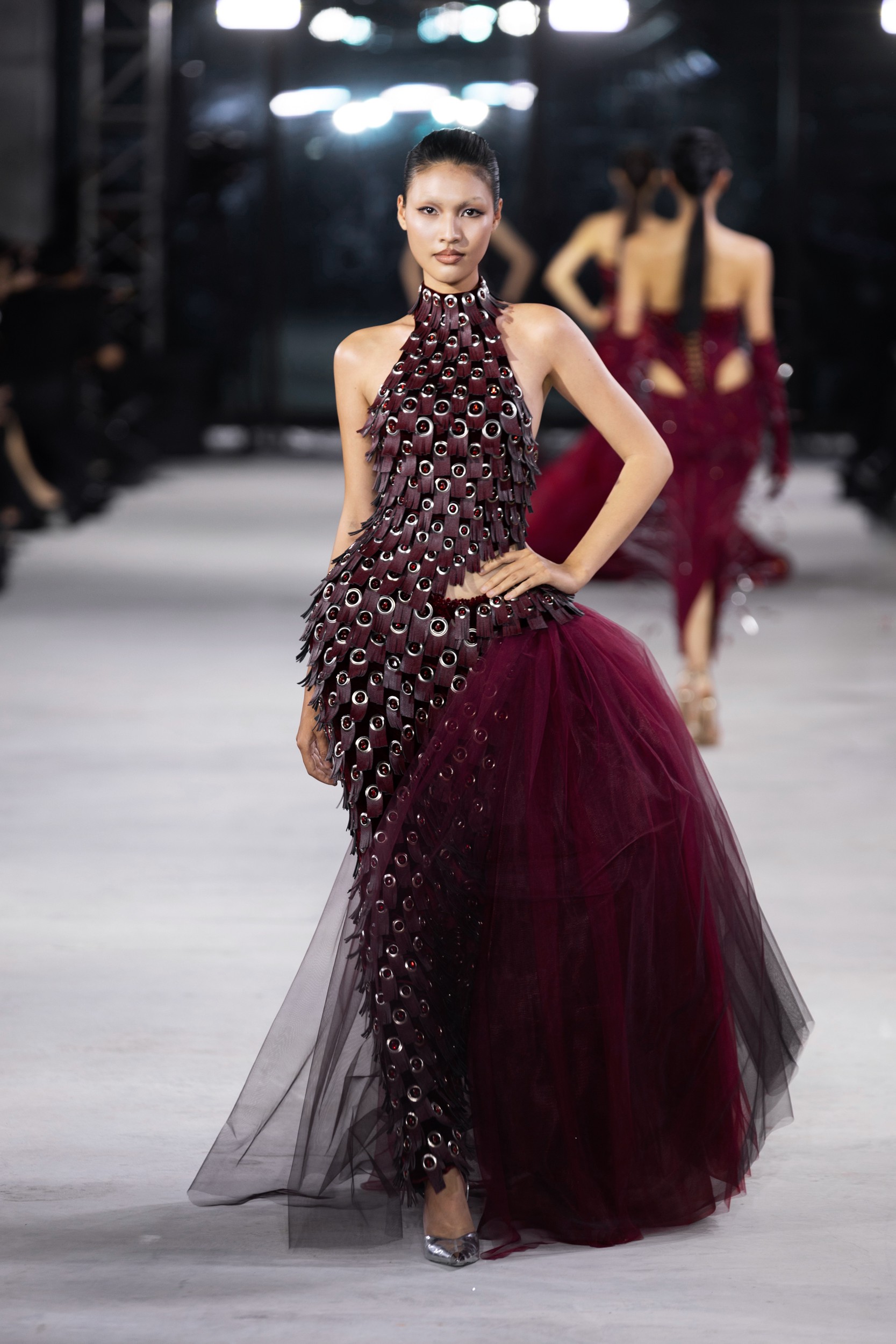 Hinh anh Emerge 2025 - Bản giao hưởng thị giác với ánh kim và đường cong của NTK Đỗ Long  34