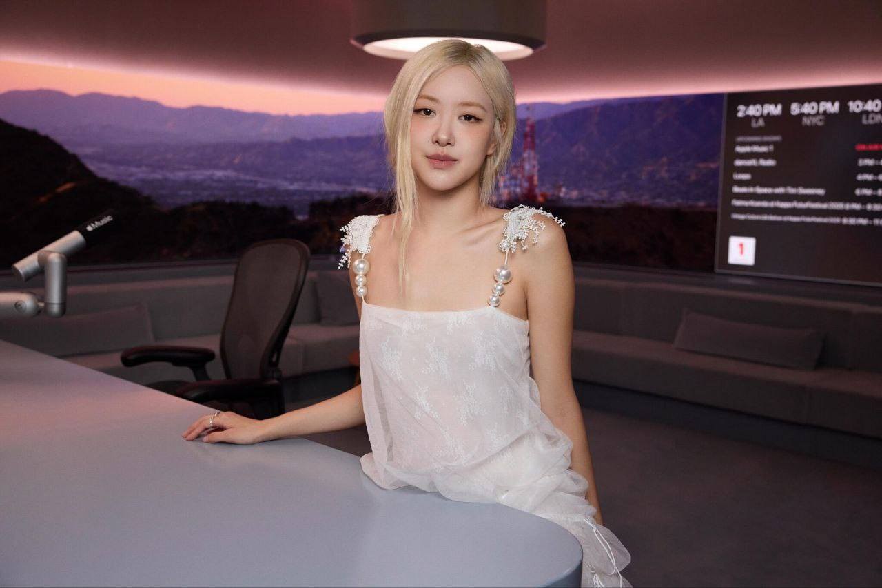 Rosé trong Céna Dress khoác lên thiết kế thuộc Bộ sưu tập Xuân Hè Mon Amour 2025 thương hiệu Việt ONONMM