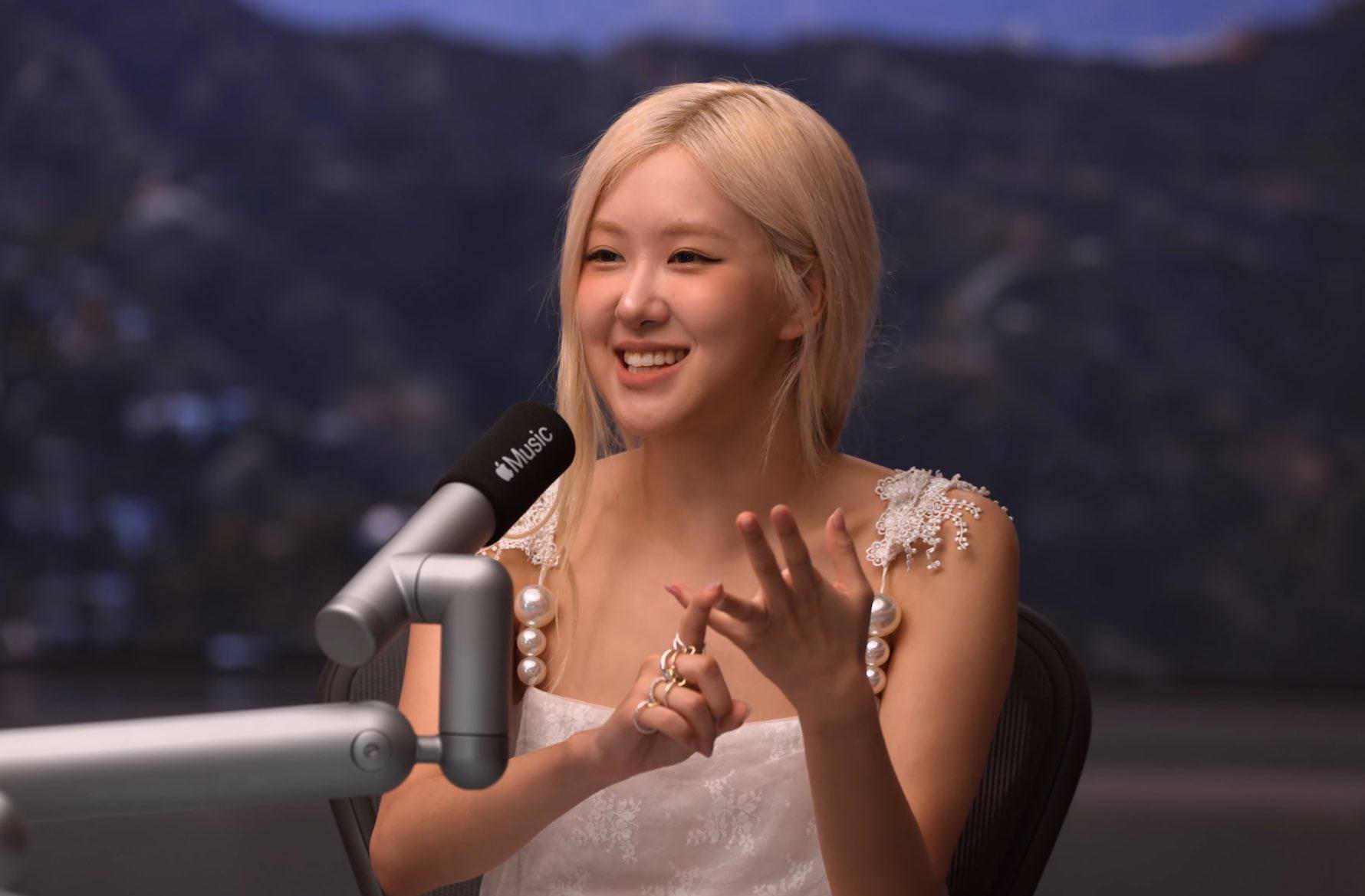 ONONMM ghi dấu ấn cùng Rosé trong Zane Lowe Interview Series