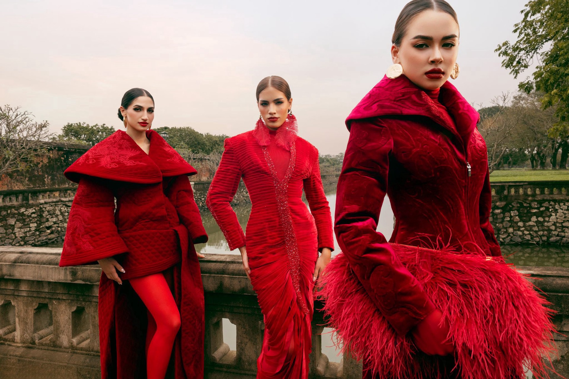 BST Thu Đông 2025 của NTK Lê Thanh Hòa vừa ra mắt tại trục chính Quảng trường Ngọ Môn, Hoàng thành Huế, trong khuôn khổ show Hello Cosmo From Vietnam