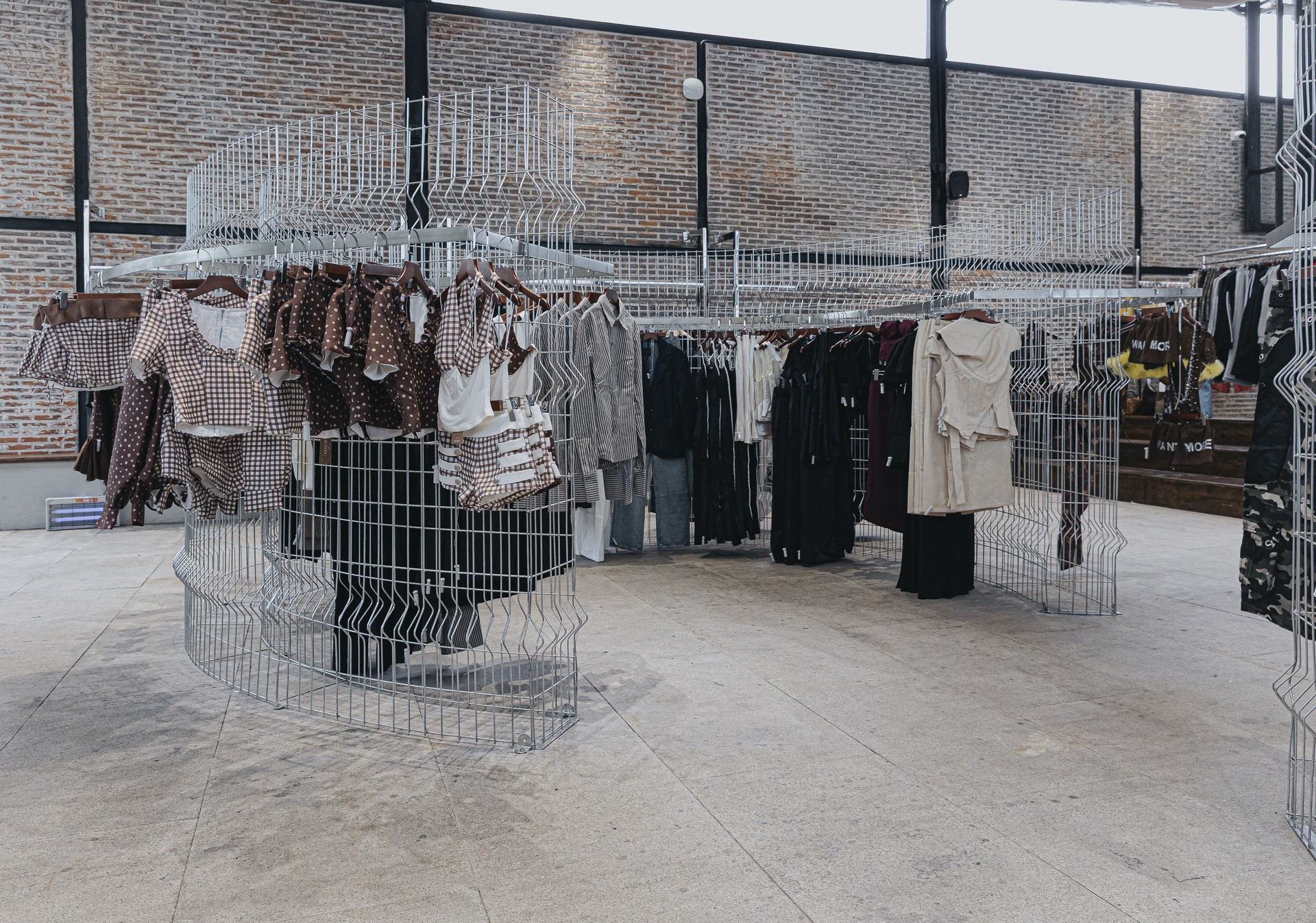 Hinh anh Tên gọi 11Garmentory với con số 11 được lựa chọn vì dễ nhớ, mang ý nghĩa khởi sắc và mở đầu cho một dự án còn non trẻ. Trong khi đó, “Garmentory” gợi đến hình ảnh xưởng may - một không gian mở, nơi nhiều phong cách và sản phẩm cùng tồn tại. 1