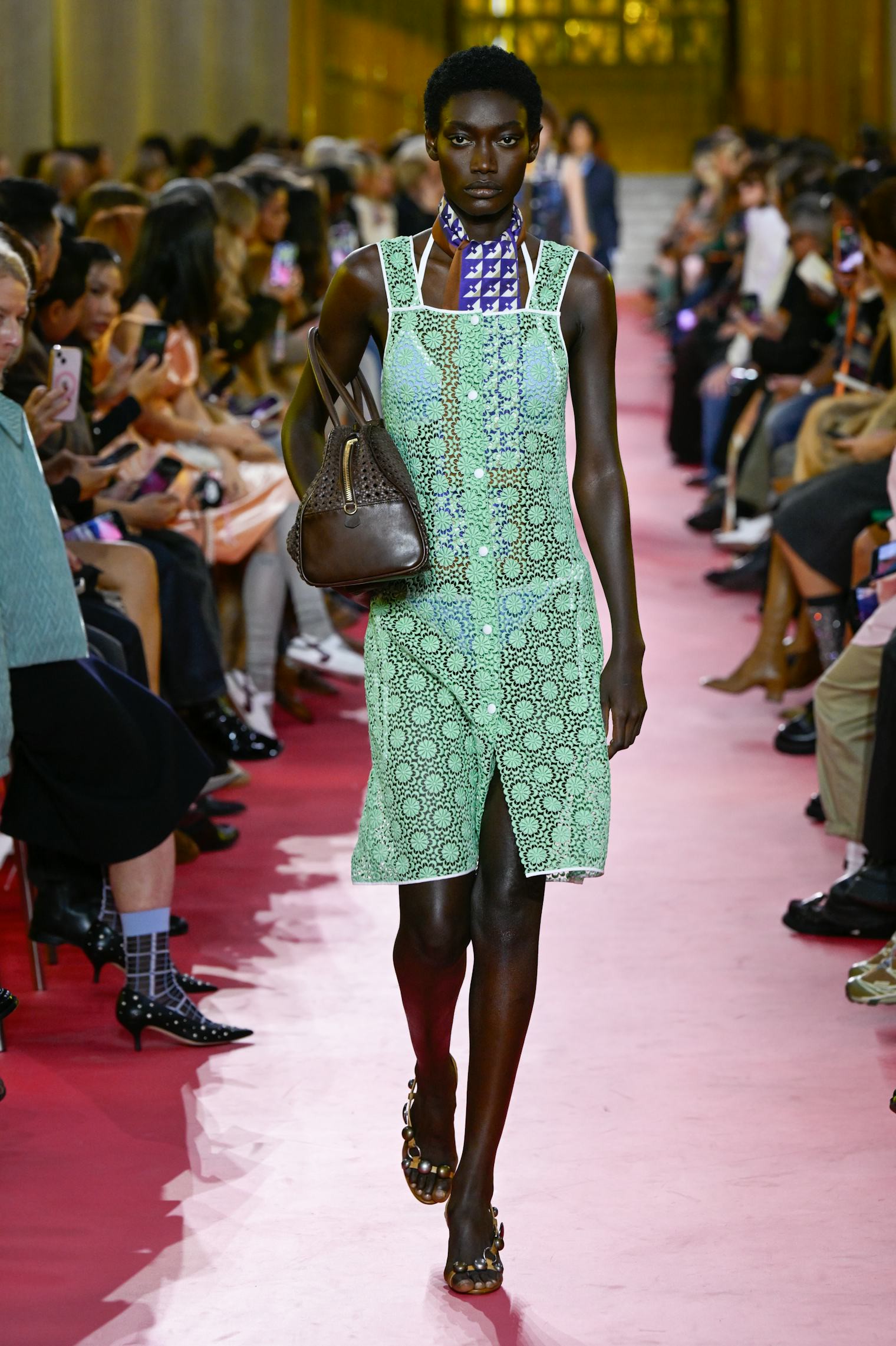 Hinh anh Cloud Dancer và “khoảng nghỉ” cần thiết của bảng màu thời trang 2026 6