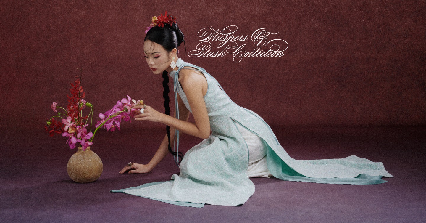 Các thiết kế trong Whispers of Blush tái hiện áo dài truyền thống qua lăng kính mềm mại và đương đại