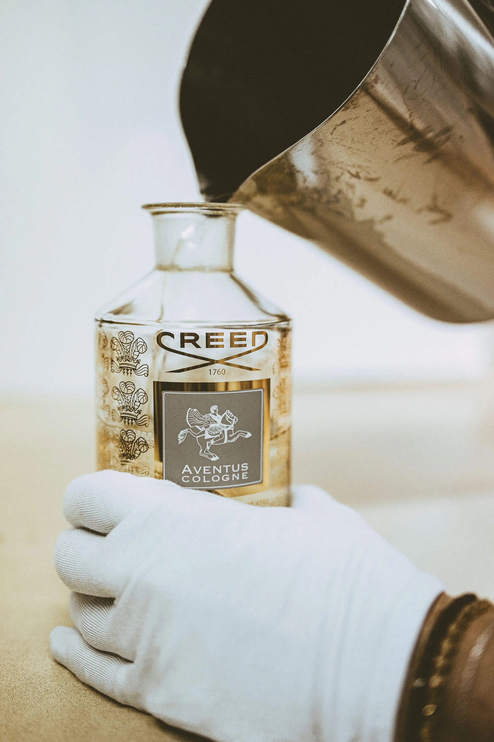 Kering thu mua lại Creeds