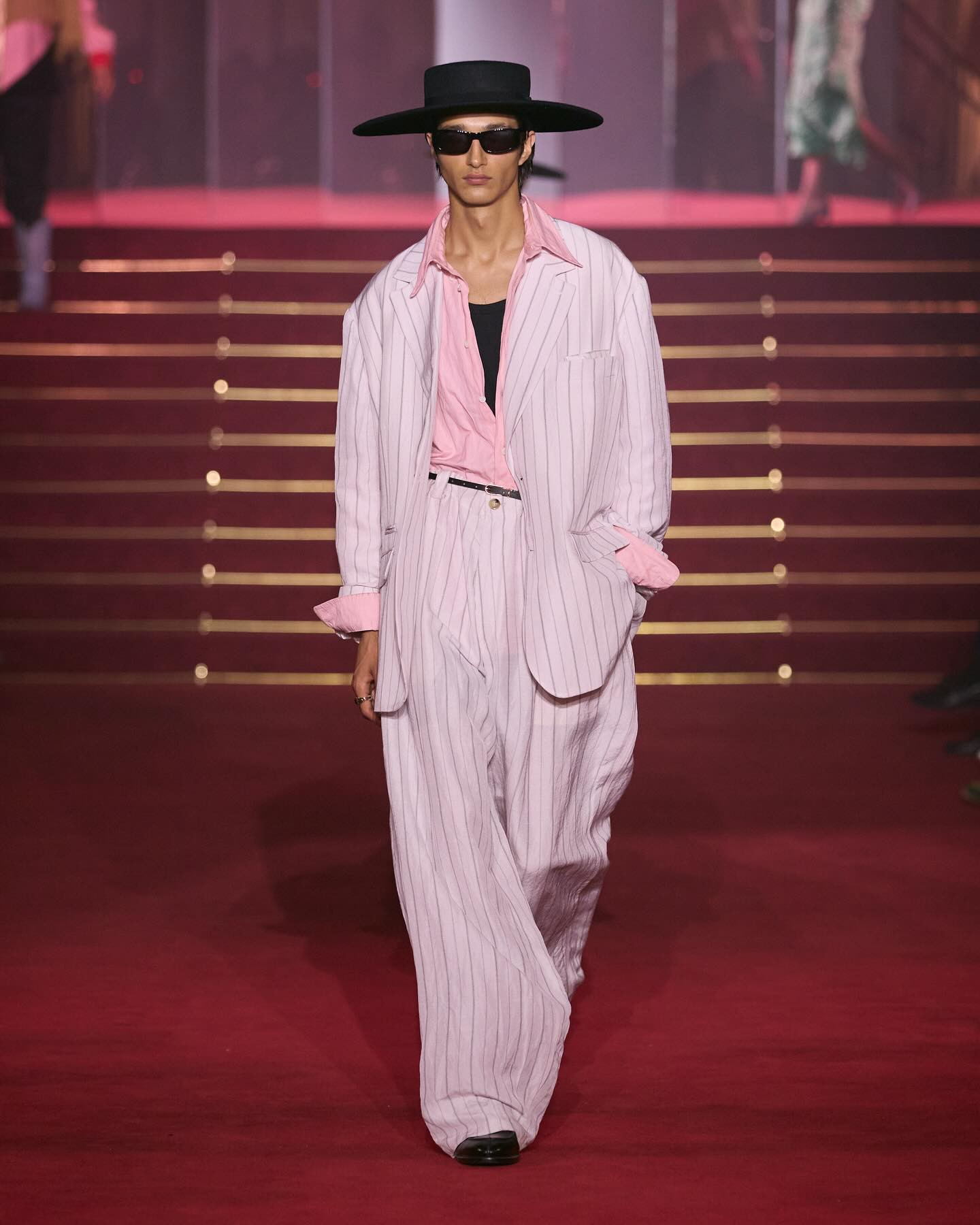 Hinh anh Màu hồng đang thống trị sàn diễn 2